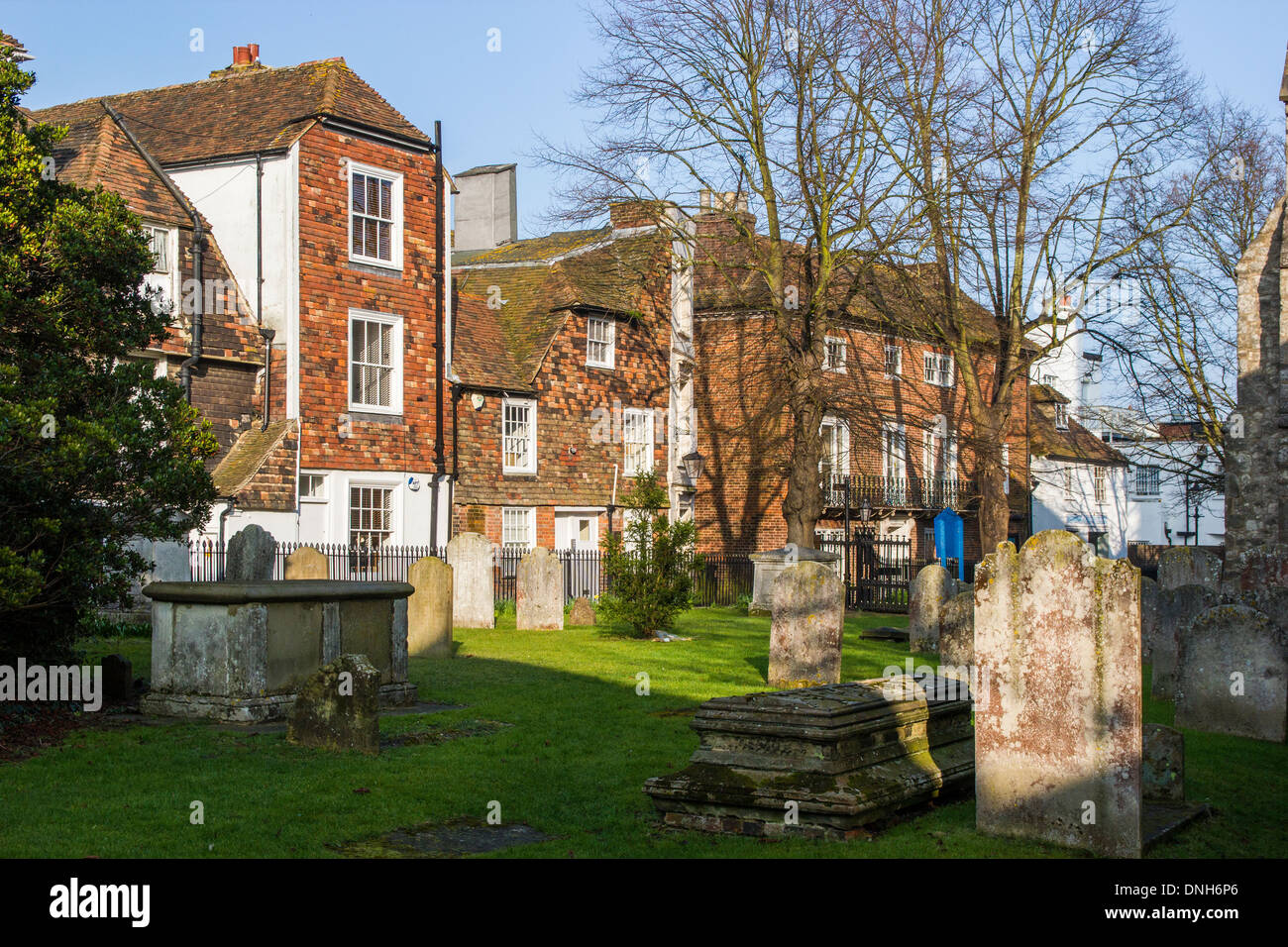 Cour de l'église côté de la rue High Street Ashford Kent Banque D'Images