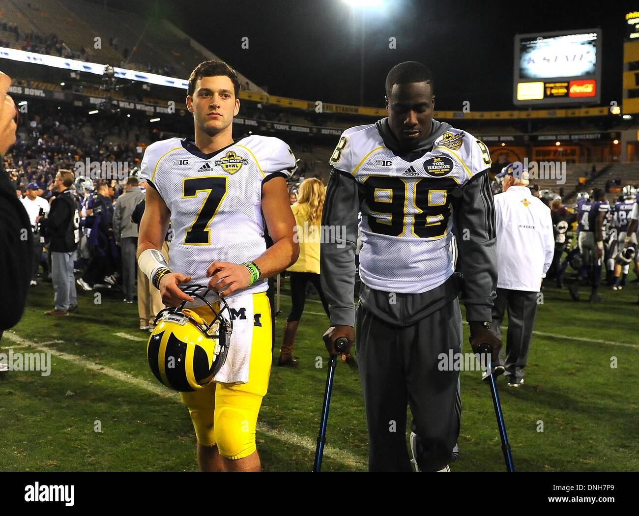 Tempe, Arizona, USA. 28 Dec, 2013. 28 décembre 2013 à Tempe, Arizona.Michigan freshmen quarterback (7) Shane Morris gracieusement quitte le terrain, avec des blessés (CSKA Moscou (98) Devin Gardner après avoir été battus par les chats sauvages. Les Wolverines du Michigan et Kansas State Les Chats Sauvages s'affrontent pour la première fois dans l'histoire programsÃÂ severnãƒ le Samedi, Décembre 28, 2013 dans le Buffalo Wild Wings Bol à Tempe, Arizona. Les Chats Sauvages accablé les Wolverines et les battre 31-14.Crédit : Jose Marin / MarinMedia.org / Cal Sport Media/Alamy Live News Banque D'Images