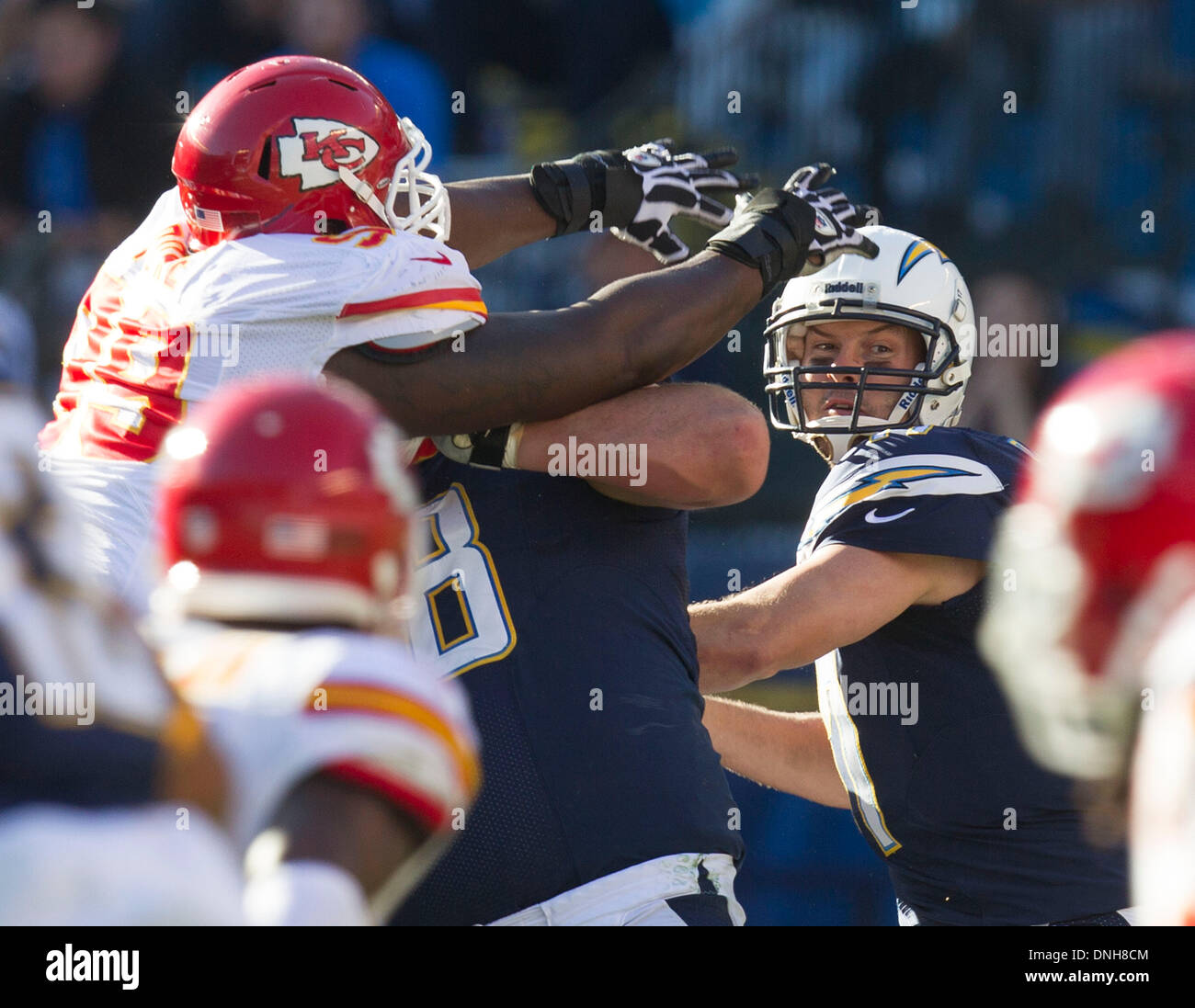 San Diego, Californie, USA. Dec 29, 2013. 12/29/2013 San Diego | San Diego Chargers vs Kansas City Chiefs à Qualcomm Stadium. Philip Rivers sous la pression de Jerrell Powell au deuxième trimestre. | Photo Sean M. Haffey UT San Diego. Credit : U-T San Diego/ZUMAPRESS.com/Alamy Live News Banque D'Images