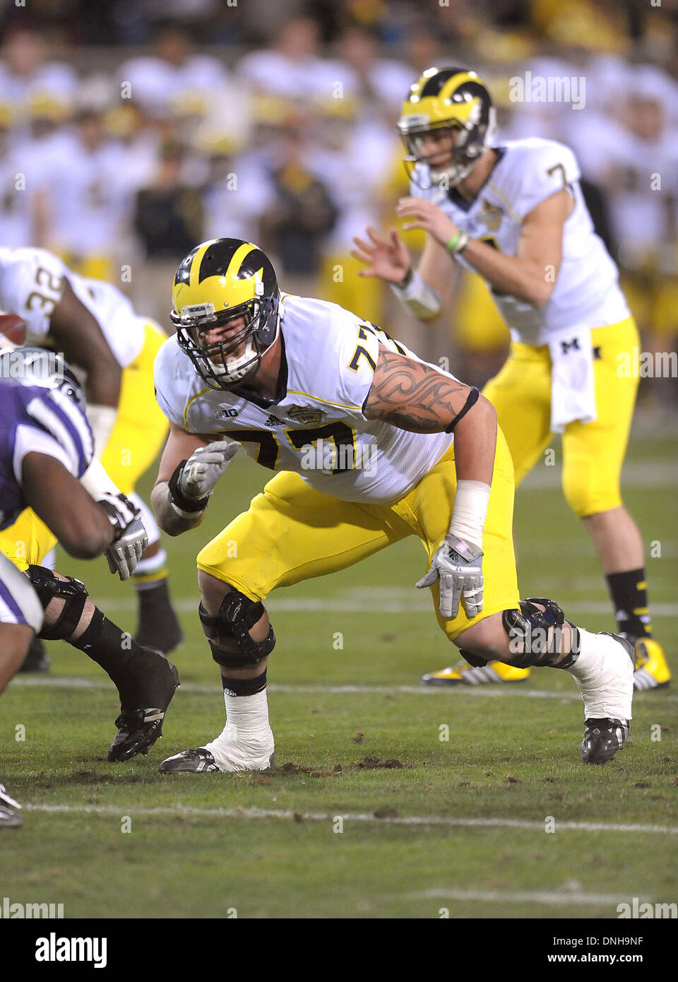 Tempe, AZ, États-Unis d'Amérique. 28 Dec, 2013. 28 décembre 2013 à Tempe, AZ.offensive tackle (Michigan) 77 Lewan Taylor en action, contre une défense très agressive des chats sauvages, selon les experts de football Lewan devrait être un top 10 pick dans la NFL. Les Wolverines du Michigan et Kansas State Les Chats Sauvages s'affrontent pour la première fois dans l'histoire programsÃâ ¢ le Samedi, Décembre 28, 2013 dans le Buffalo Wild Wings Bol à Tempe, Arizona. Les Chats Sauvages accablé les Wolverines et les ont battus 31-14. (Crédit obligatoire : Jose Marin / MarinMedia.org / Cal Sport Media) (p complète © csm/Alamy Live News Banque D'Images