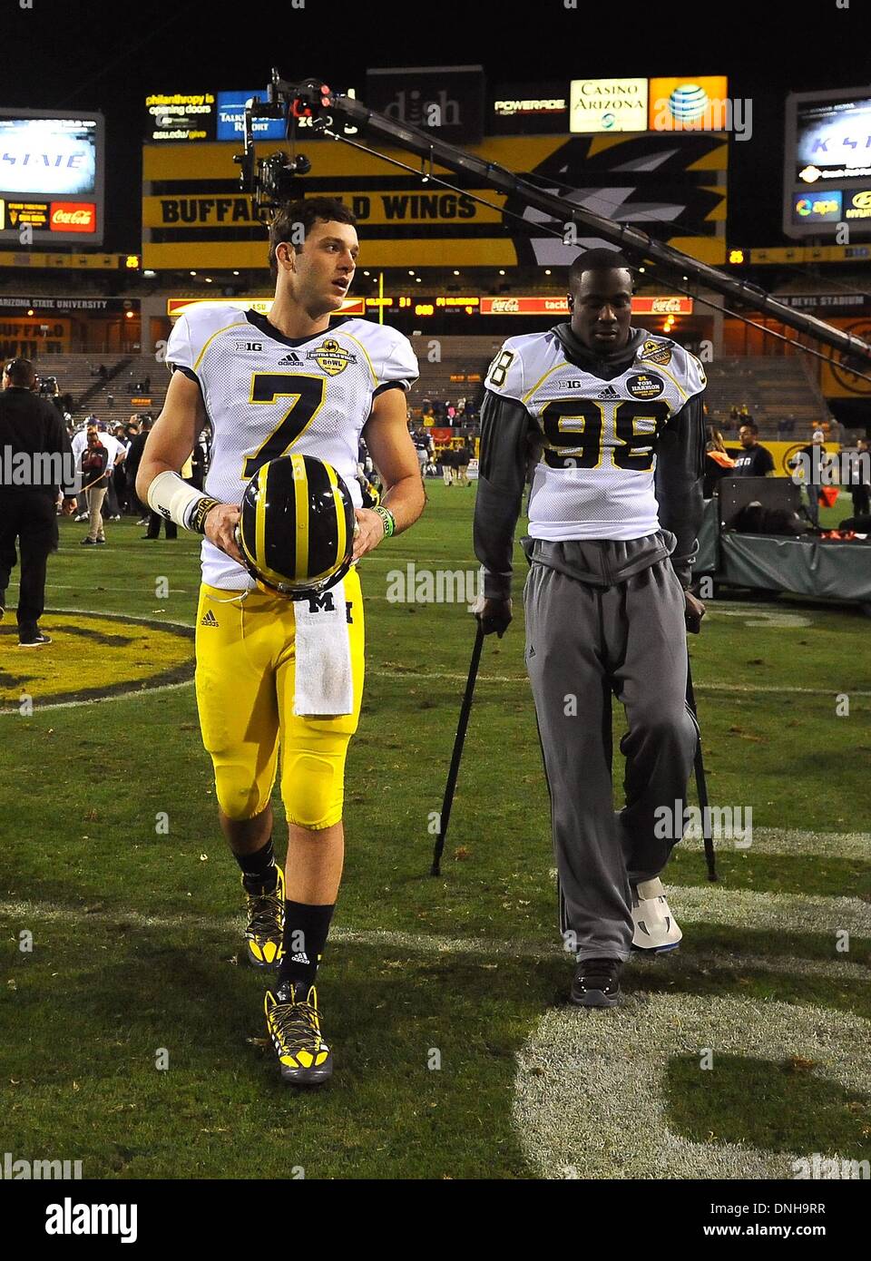 Tempe, AZ, États-Unis d'Amérique. 28 Dec, 2013. 28 décembre 2013 à Tempe, AZ.Michigan freshmen quarterback (7) Shane Morris gracieusement quitte le terrain, avec des blessés (CSKA Moscou (98) Devin Gardner après avoir été battus par les chats sauvages. Les Wolverines du Michigan et Kansas State Les Chats Sauvages s'affrontent pour la première fois dans l'histoire programsÃÂ severnãƒ le Samedi, Décembre 28, 2013 dans le Buffalo Wild Wings Bol à Tempe, Arizona. Les Chats Sauvages accablé les Wolverines et les ont battus 31-14. (Crédit obligatoire : Jose Marin / MarinMedia.org / Cal Sport Media) (à compléter, photographe et credi © csm/Alamy Live News Banque D'Images