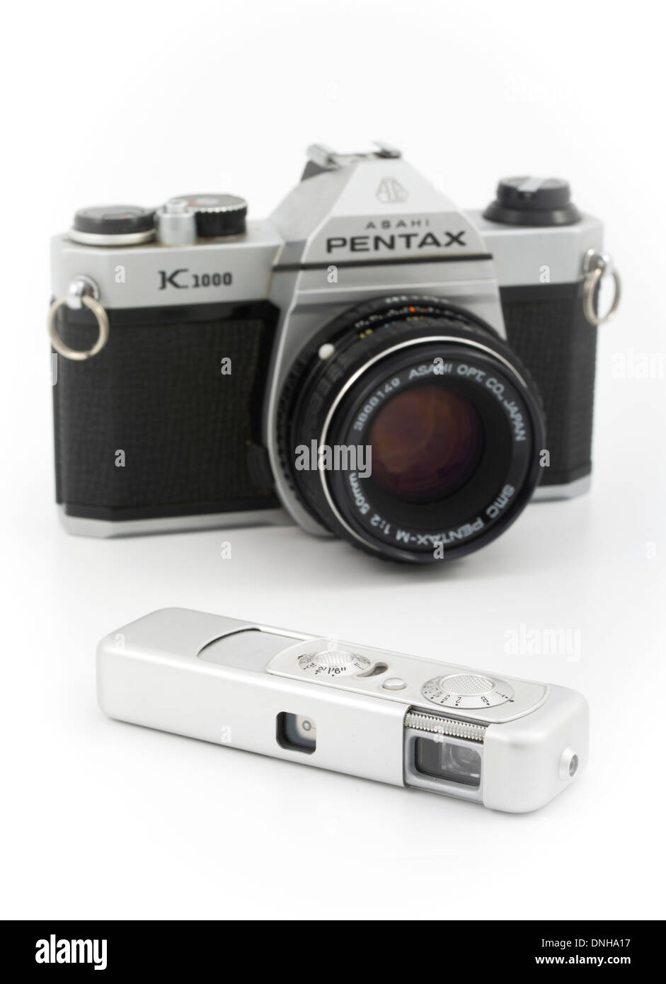 Minox Wetzlar III caméra espion subminiature avec Asahi Pentax K1000 appareil photo 35 mm. Banque D'Images