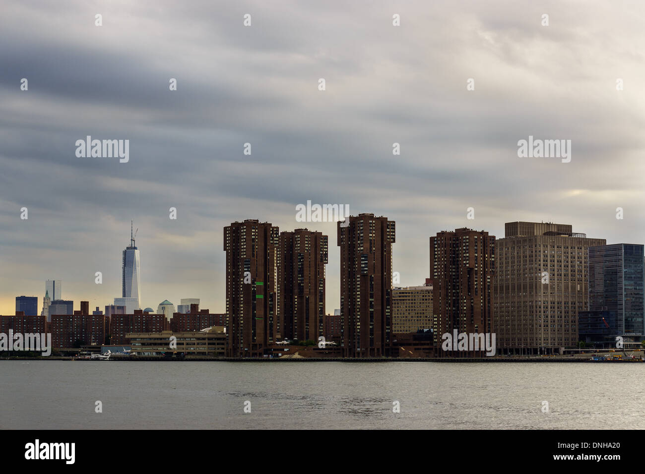 East River et de Midtown Manhattan au crépuscule. Banque D'Images