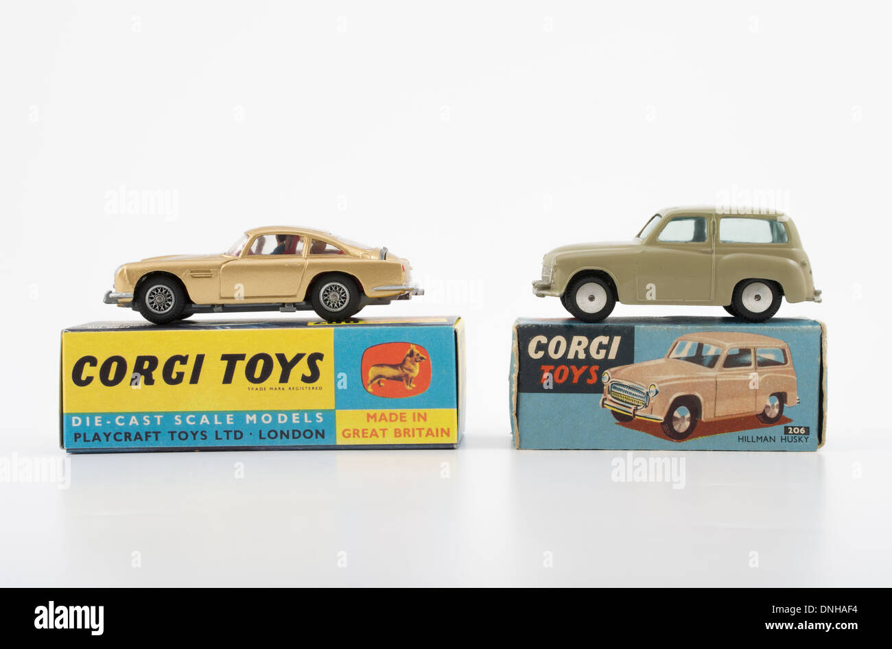 Die-cast Corgi Toys voiture # 261 Goldfinger Aston Martin DB5 # 206 Hillman Husky Banque D'Images
