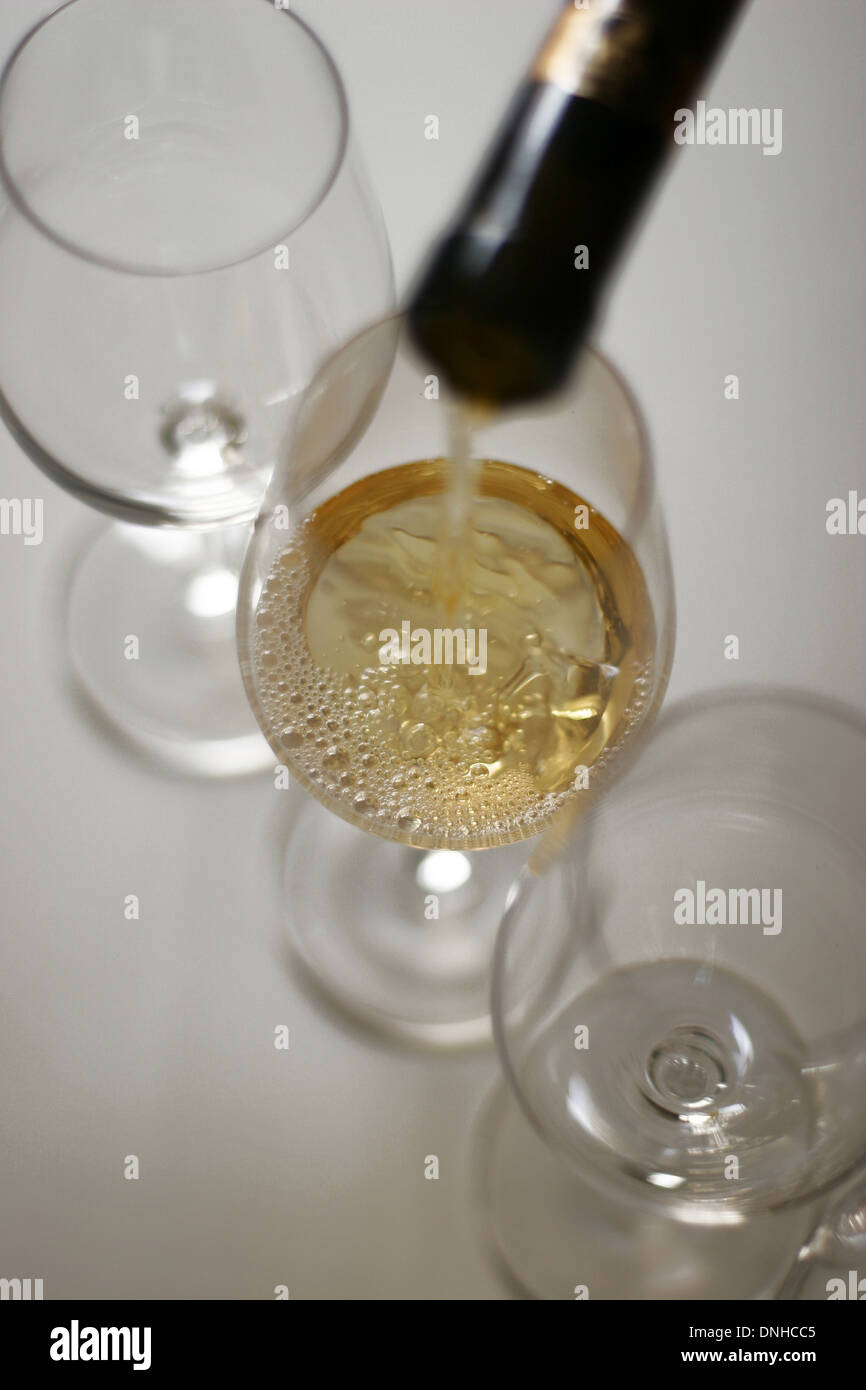 Servant UN VERRE DE VIN BLANC Banque D'Images