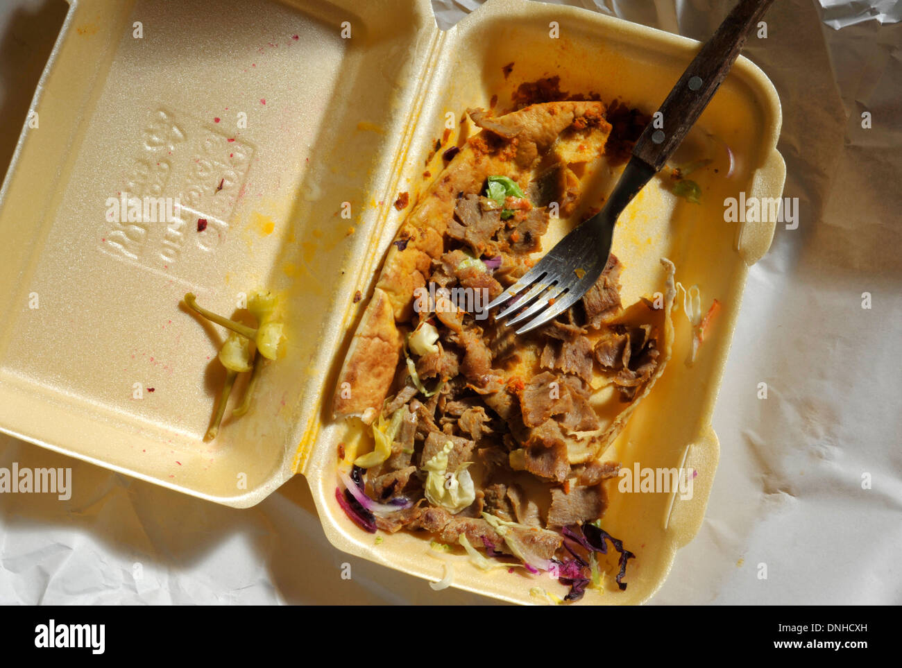 Les restes d'un repas doner kebab à emporter. Banque D'Images