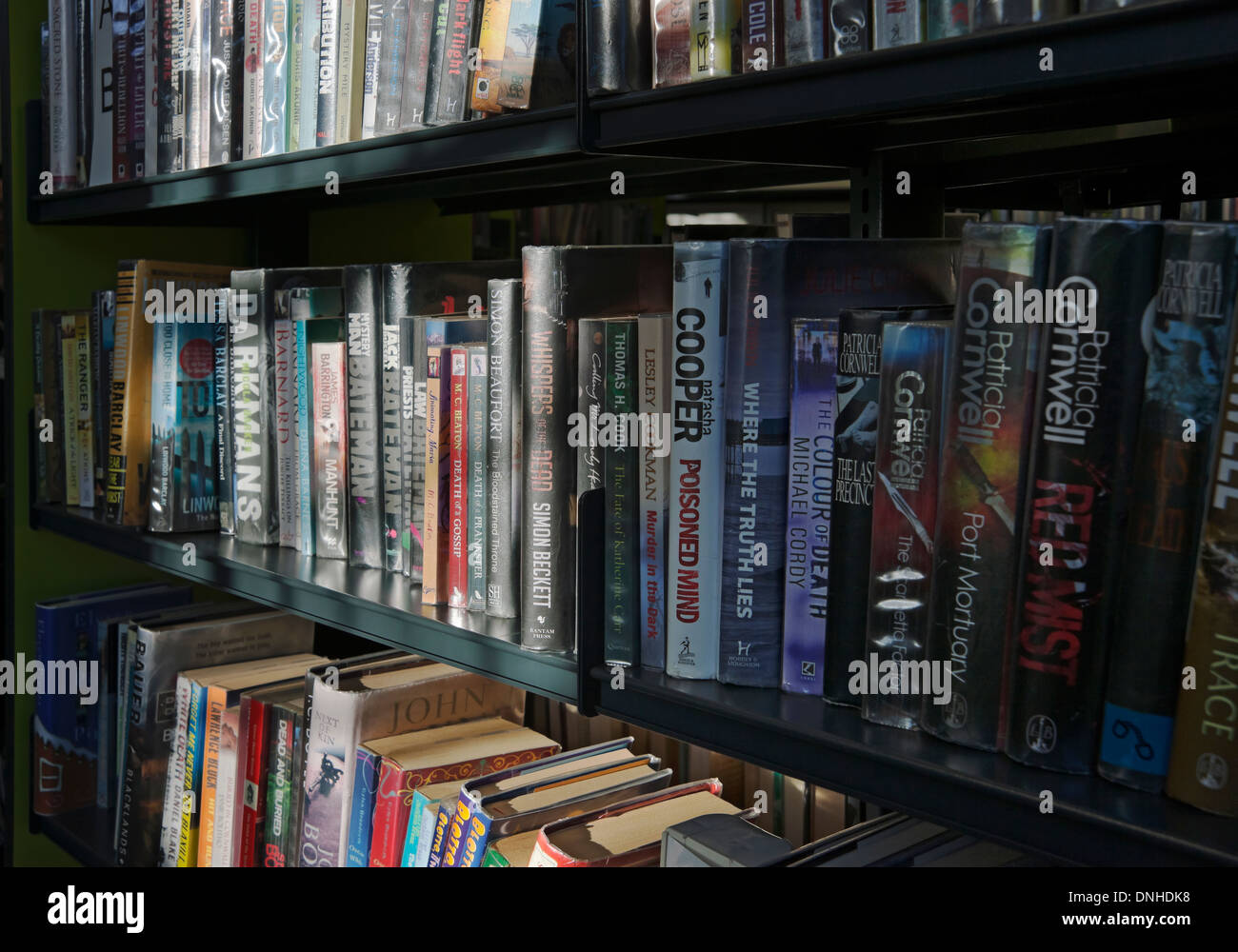 Gros plan de roman policier livre de livres sur étagères de bibliothèque fiction Angleterre Royaume-Uni GB Grande-Bretagne Banque D'Images