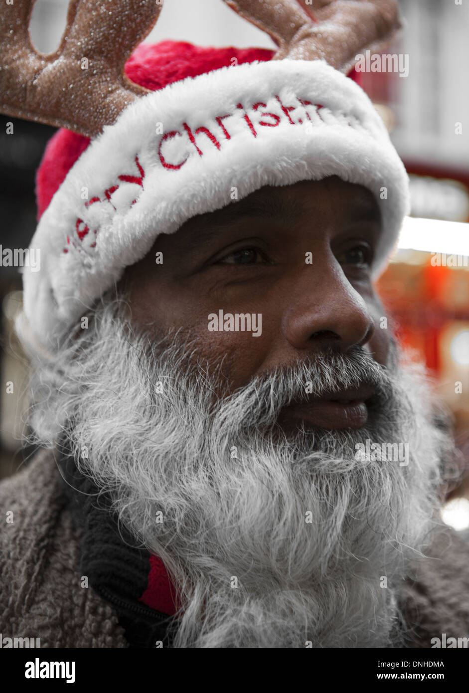 Gros problème vendeur dans le centre-ville de Liverpool, Merseyside, portant chapeau de fête de Noël, de l'Europe UE Banque D'Images