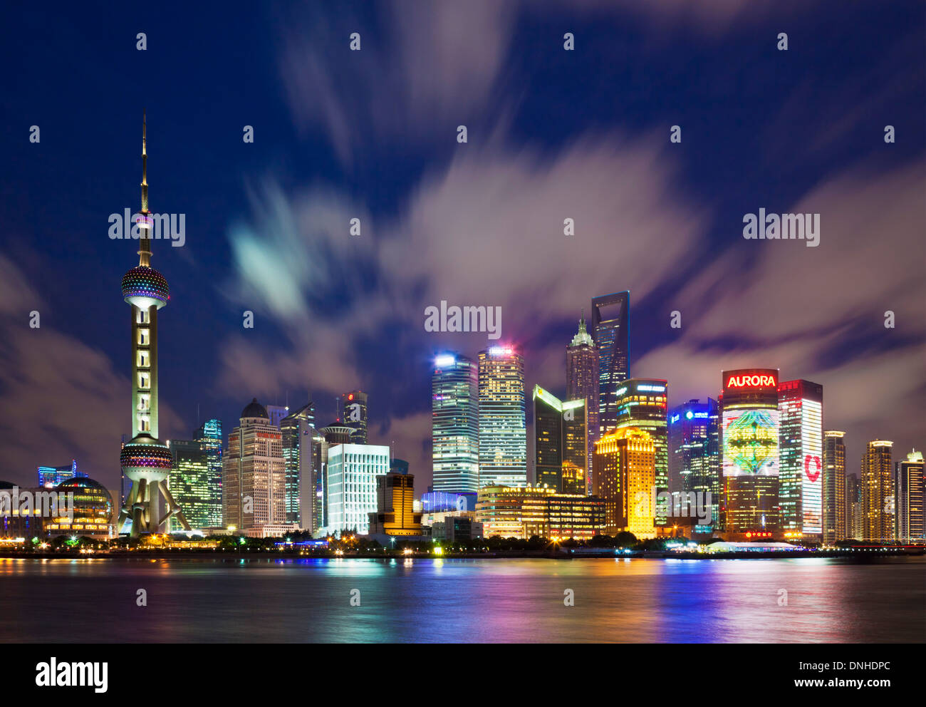 Shanghai Oriental Pearl Skyline illuminée la nuit de Chine, République populaire de Chine, l'Asie Banque D'Images