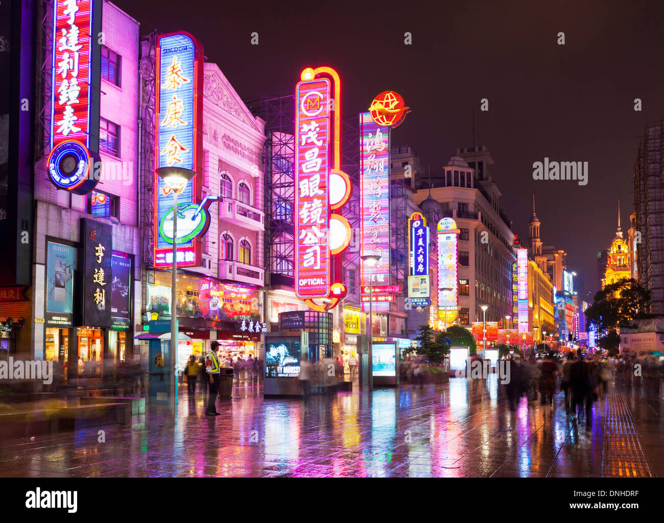 La rue commerçante de Nanjing Road East, Shanghai Street Centre-ville République populaire de Chine, République populaire de Chine, l'Asie Banque D'Images