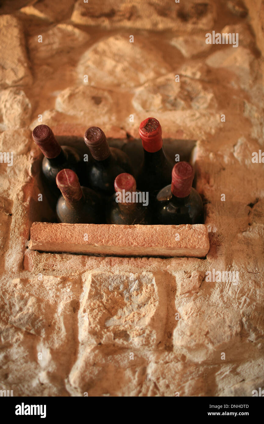 Stockage des bouteilles dans une niche, Toscane, province de Sienne, Italie Banque D'Images