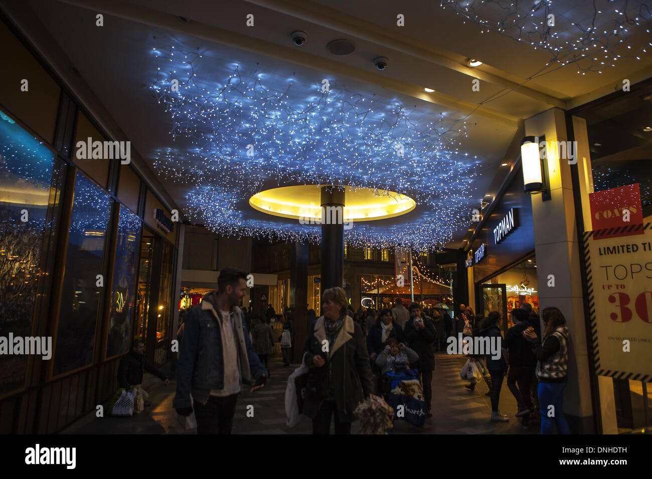 Décorations de Noël boutiques et shoppers à Liverpool, Merseyside, Royaume-Uni Un Banque D'Images