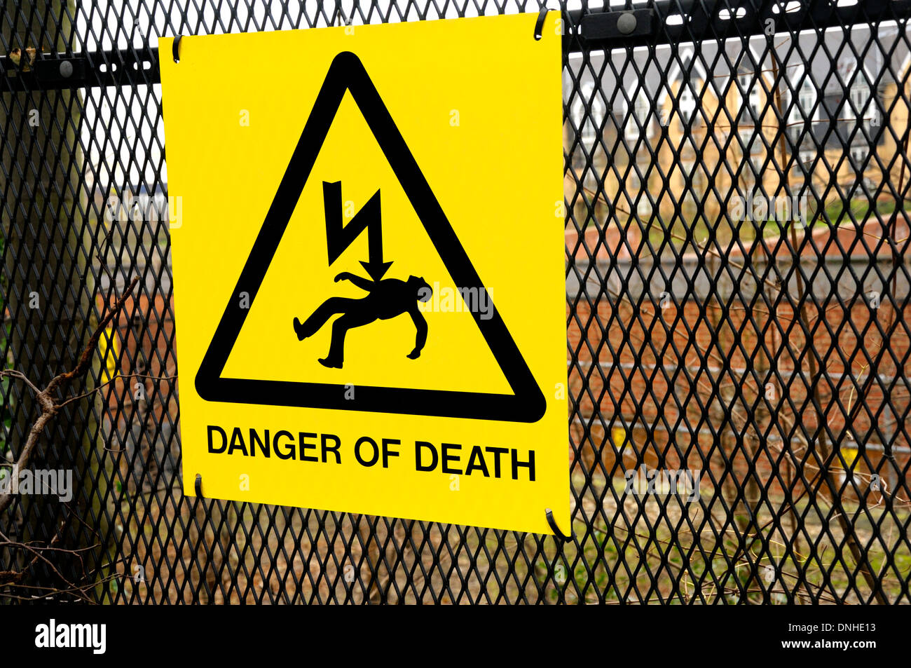 Maidstone, Kent, Angleterre, Royaume-Uni. "Danger de mort' signe sur l'électricité en ville sous-station Banque D'Images