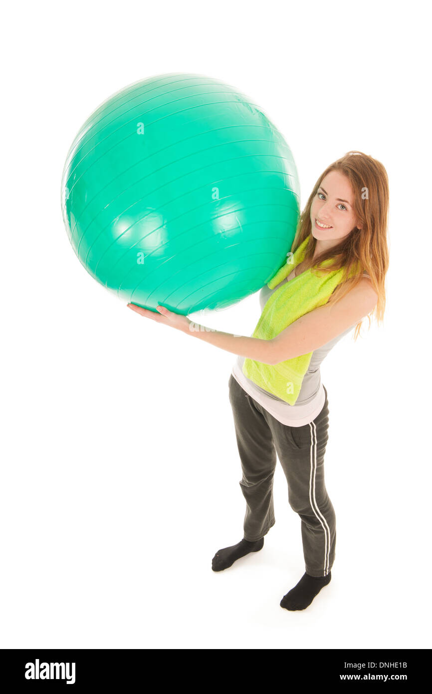 Sport portrait femme avec ballon de gymnastique fitness pour isolé sur fond blanc Banque D'Images