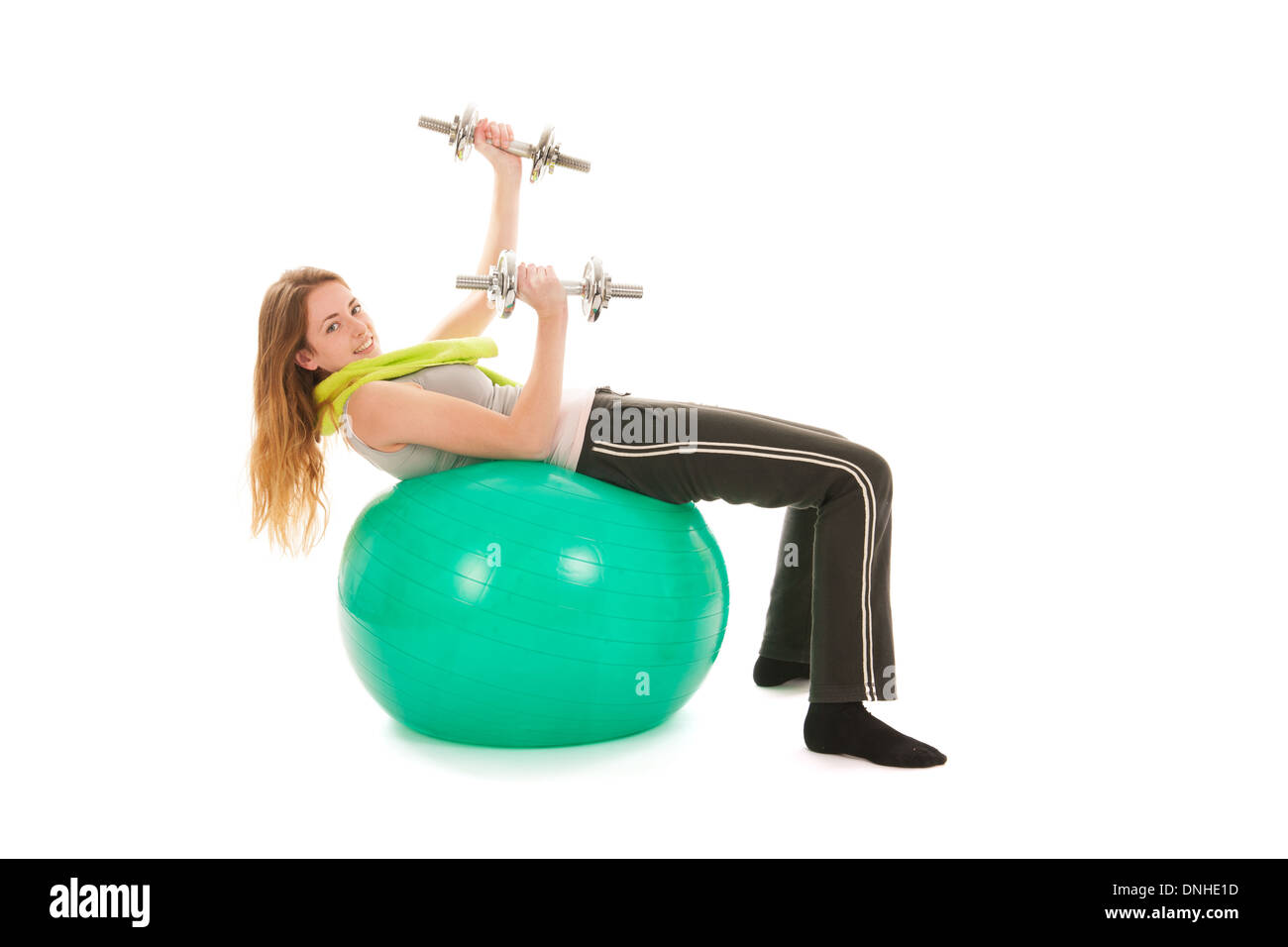Sport femme avec ballon de gymnastique pour soulever de lourdes isolées dumbells over white background Banque D'Images