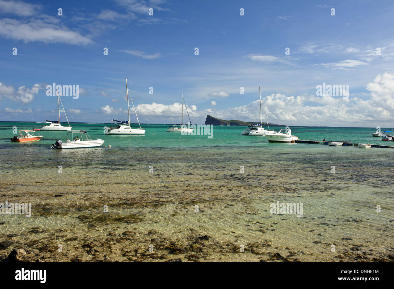 Vue panoramique de l'île coin de mire et des bateaux de pêche, l'île Maurice. Banque D'Images