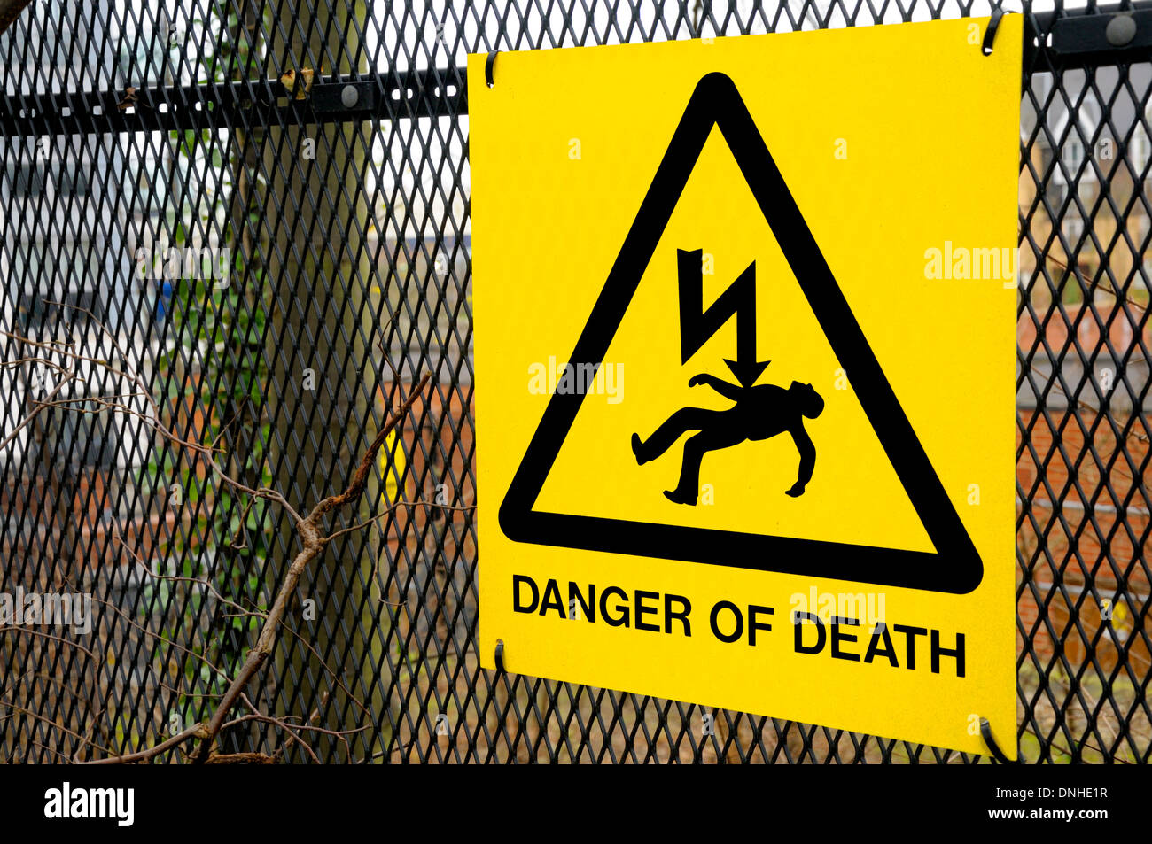 Maidstone, Kent, Angleterre, Royaume-Uni. "Danger de mort' signe sur l'électricité en ville sous-station Banque D'Images