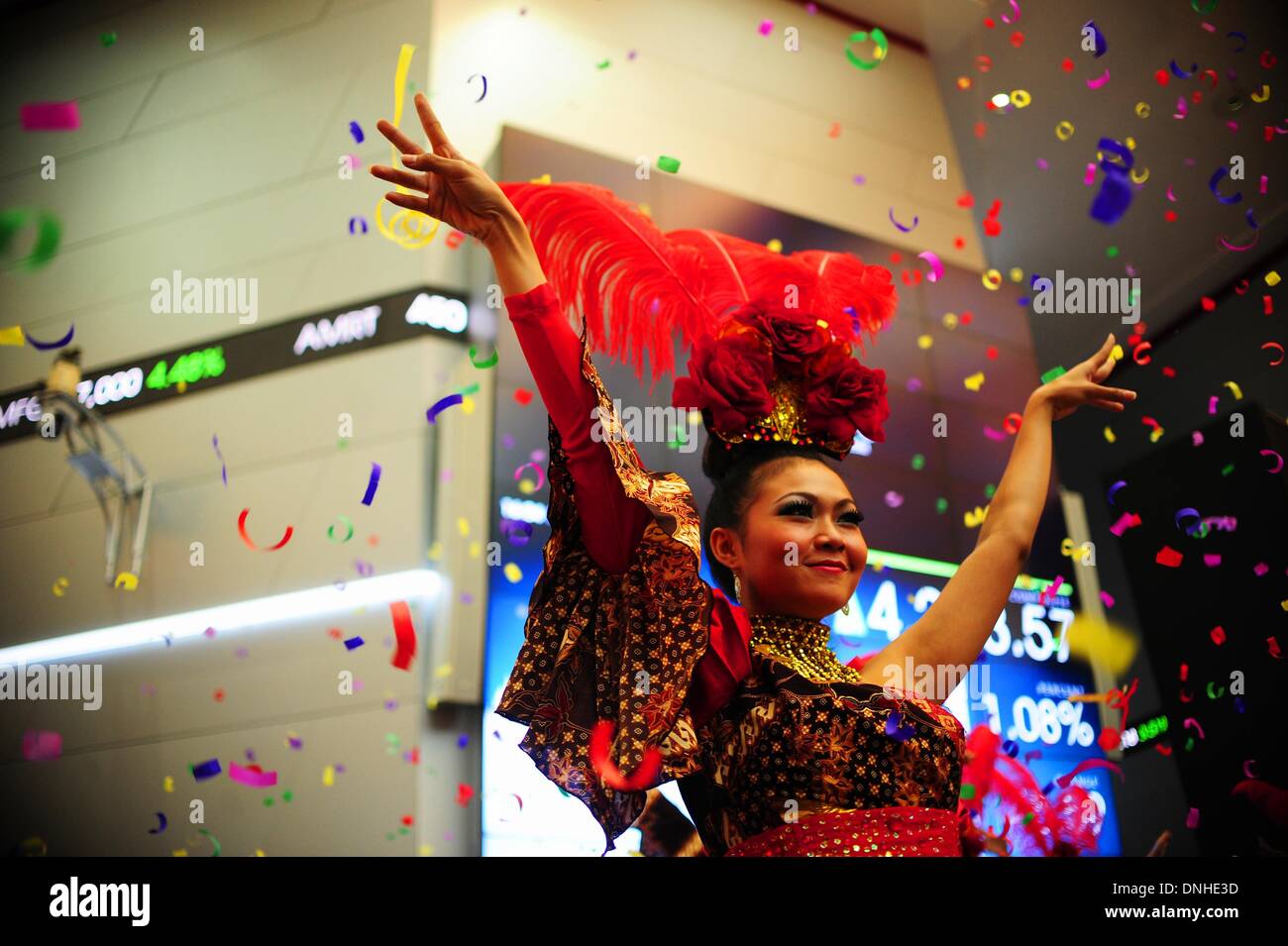 Jakarta, Indonésie. Dec 30, 2013. Un danseur effectue au cours de la séance de clôture à la Bourse de l'Indonésie à Jakarta, Indonésie, 30 décembre 2013. Indice composite de Jakarta a fini vers le haut à 4 274,18 1,45 pour cent. Credit : Zulkarnain/Xinhua/Alamy Live News Banque D'Images