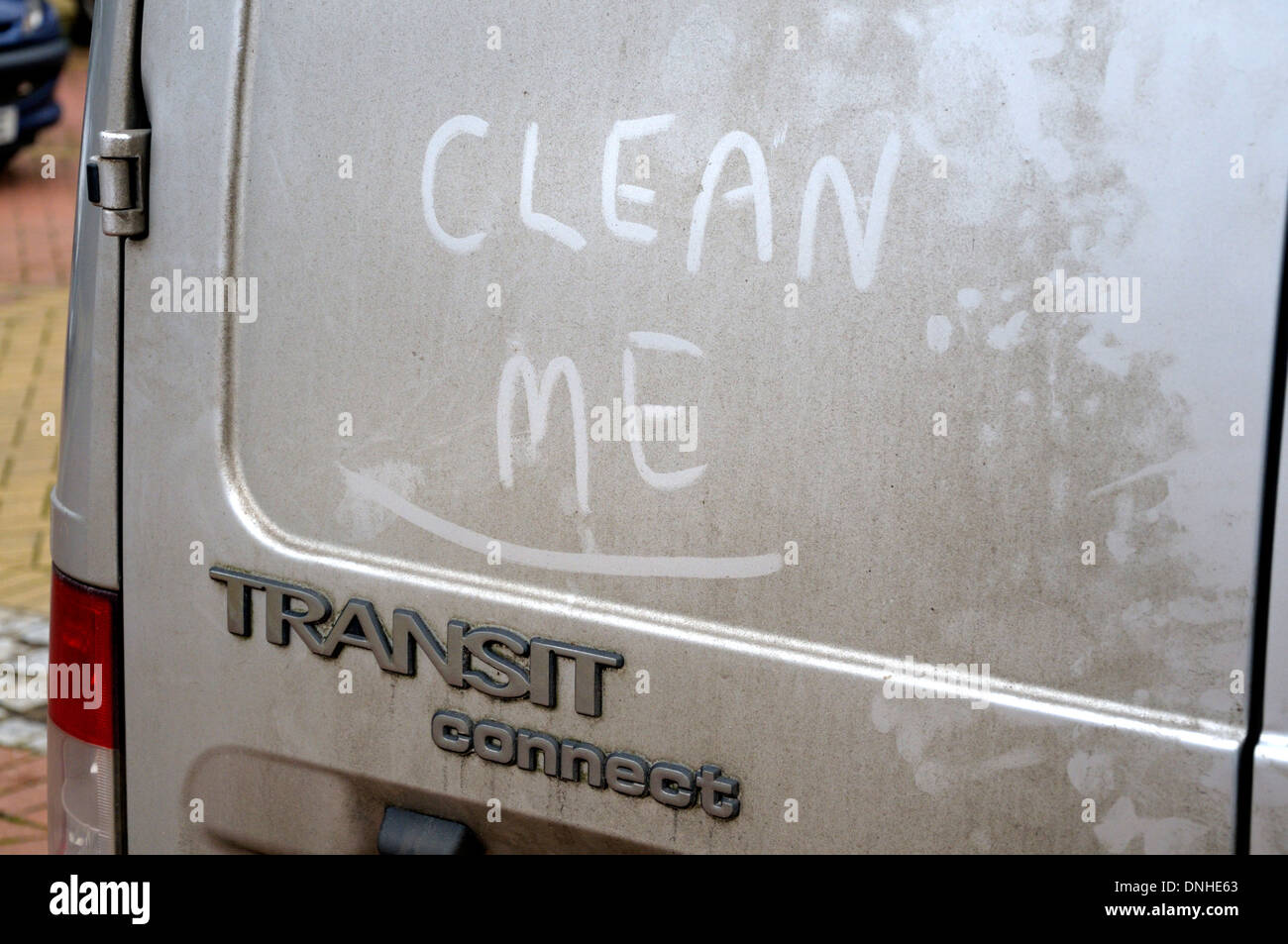 Maidstone, Kent, Angleterre, Royaume-Uni. Van transit sale avec 'nettoyer' dessiné dans la terre Banque D'Images