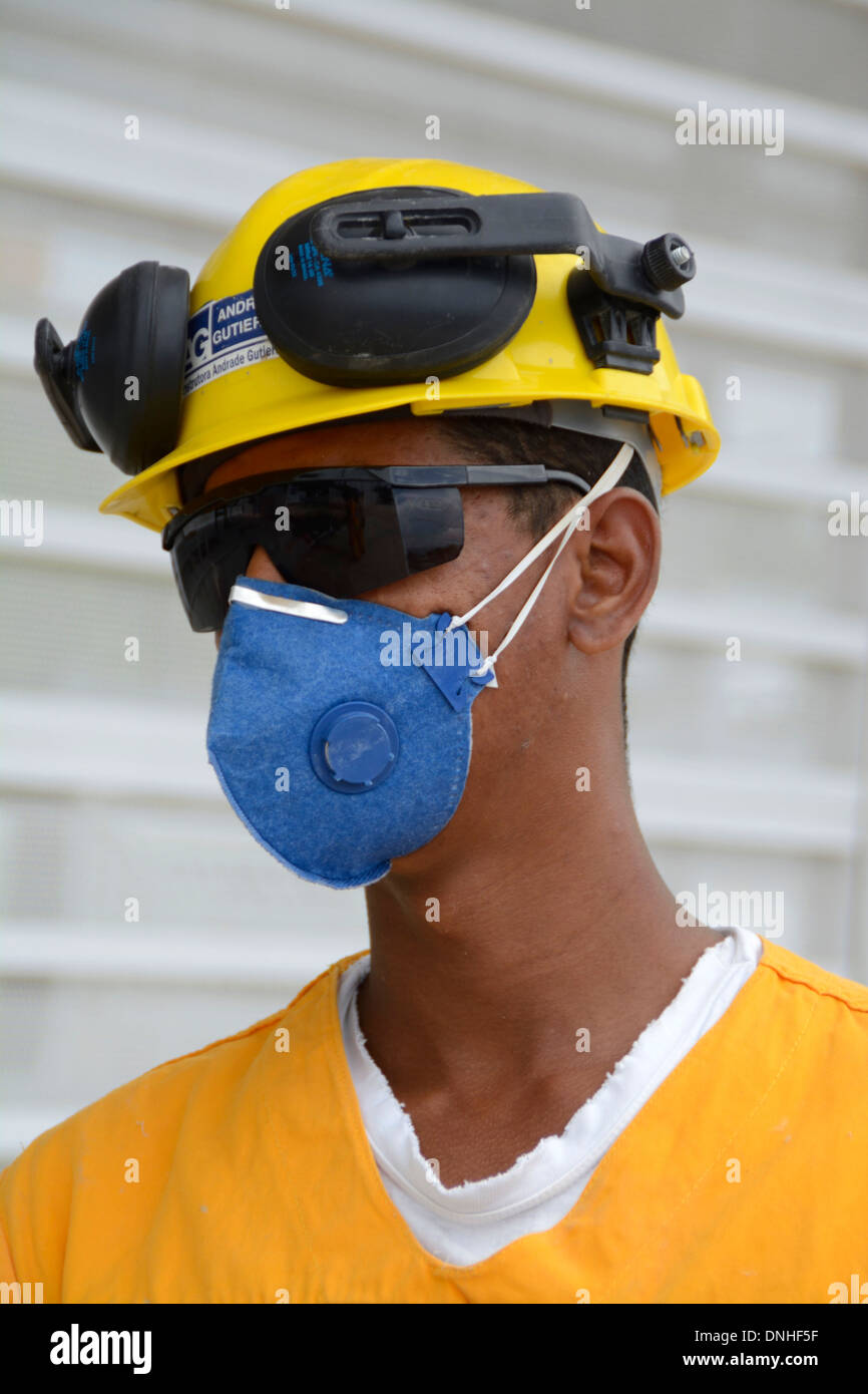 Un ouvrier du bâtiment sur place à l'un des arrêts de bus TransOeste à Barra da Tijuca Rio de Janeiro, au Brésil. Banque D'Images