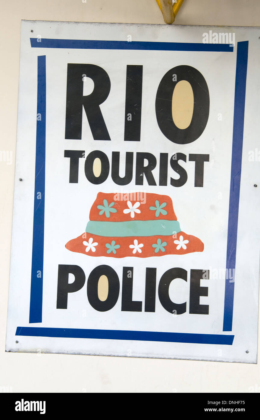 Un panneau de la police touristique de Rio sur le mur du DEAT Delegacia Especial de Apoliia Ao Turismo à Rio de Janeiro, Brésil Banque D'Images