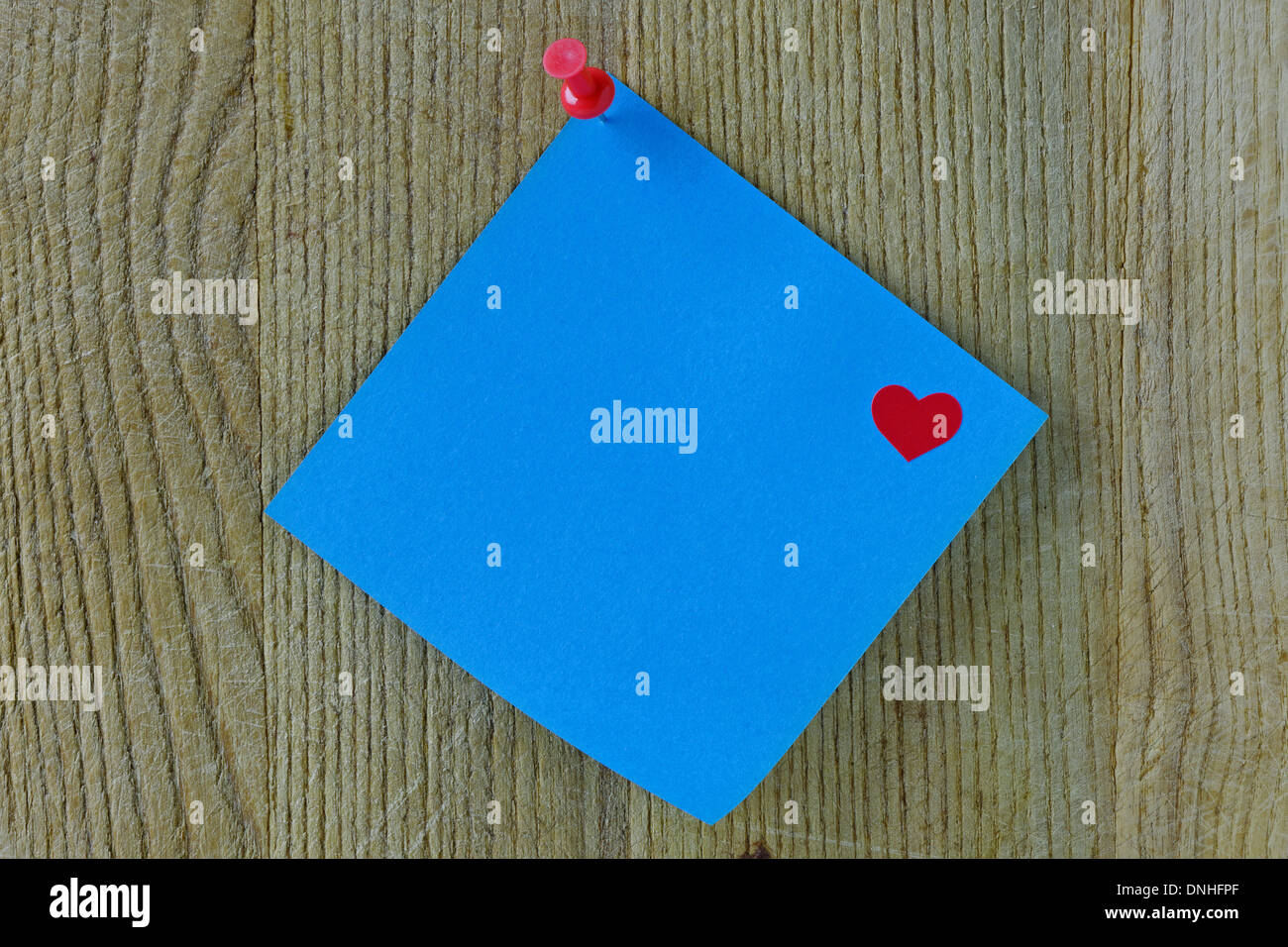 Post It Bleu Sur Un Fond De Bois Avec Le Pouce Rouge Tack Et Coeur Photo Stock Alamy
