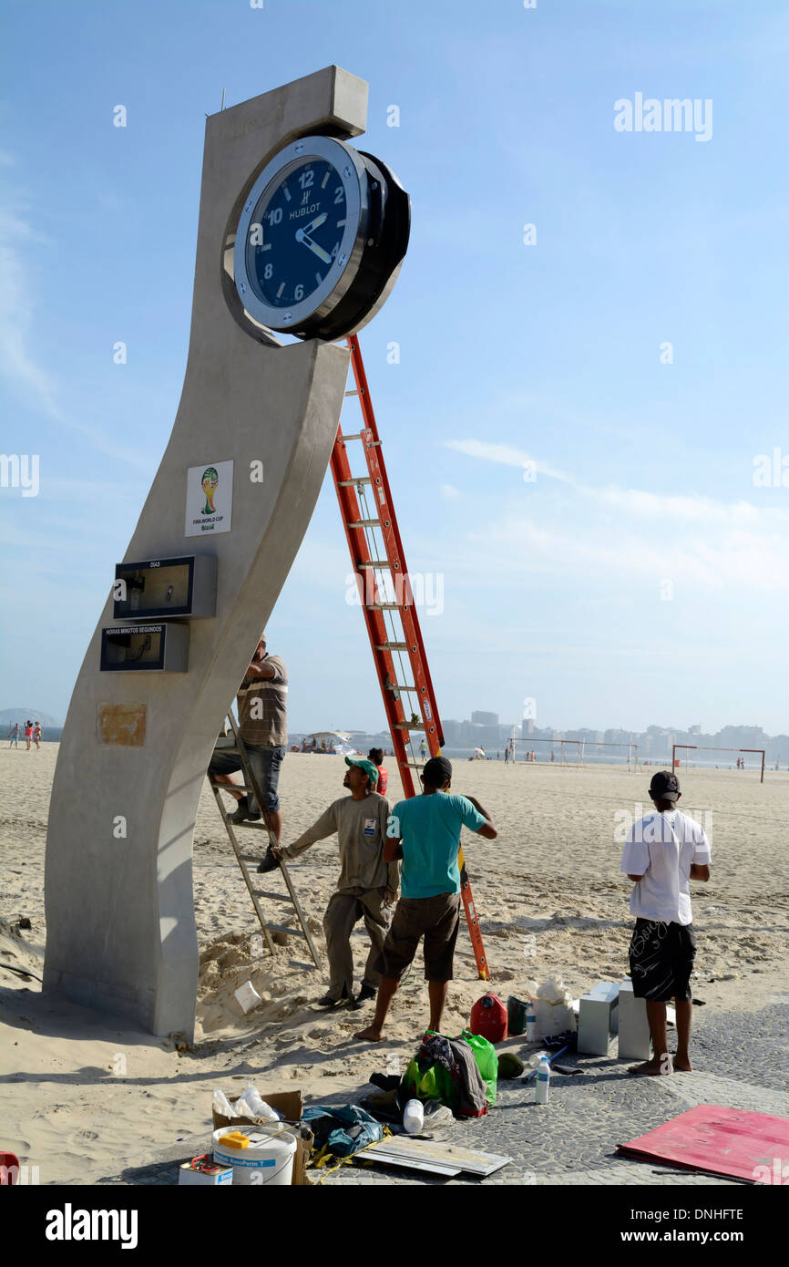 L'érection d'un travailleurs Rio Coupe du monde 2014 de football réveil sur la plage de Copacabana à Rio de Janeiro, Brésil. Banque D'Images