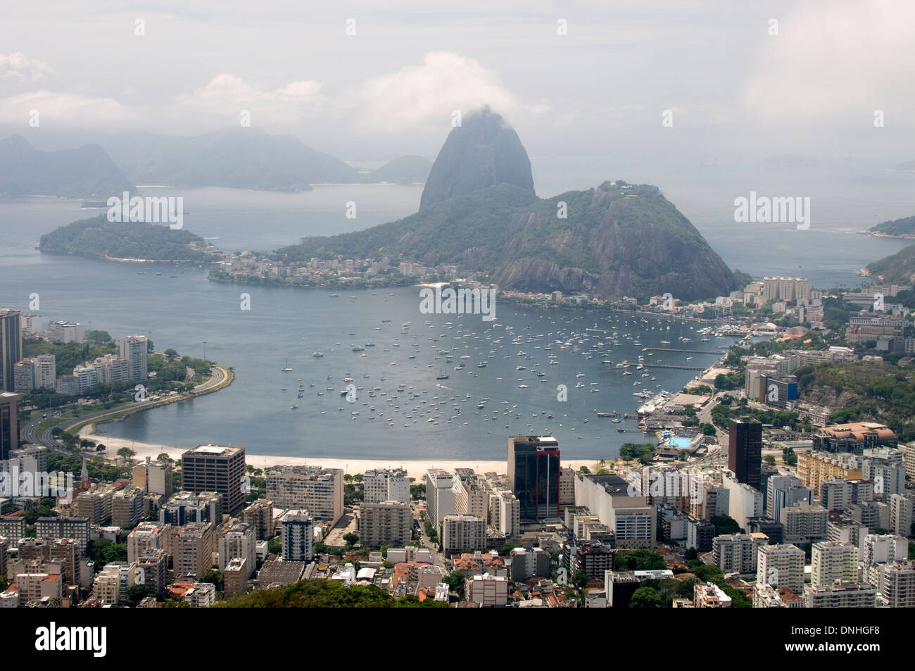 Sugarloaf en montagne, plage de Botafogo et baie de Guanabara, Rio de Janeiro, Brésil. Banque D'Images