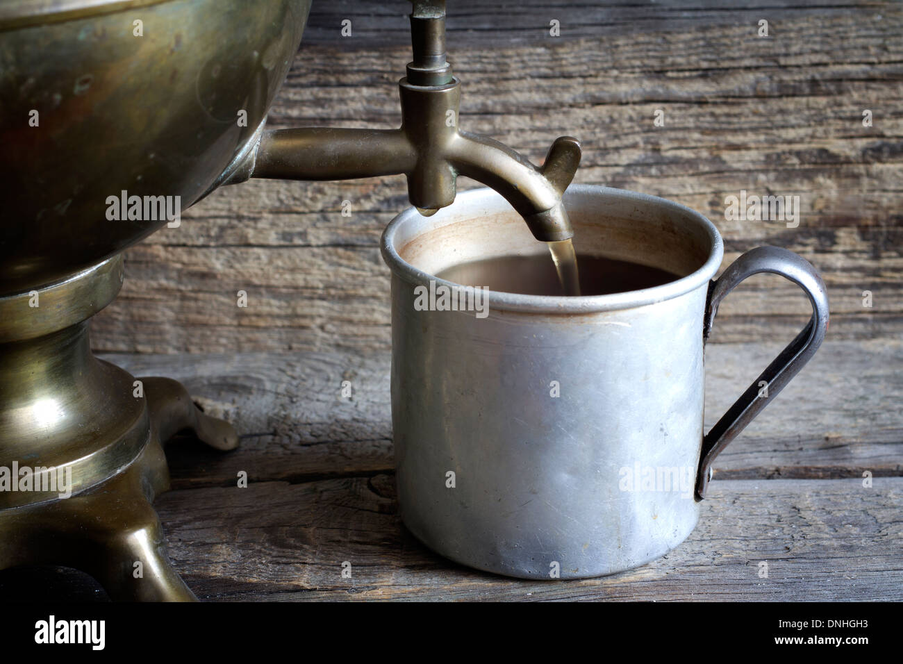 Ancienne rétro tasse de thé avec samovar sur vintage tableau still life Banque D'Images