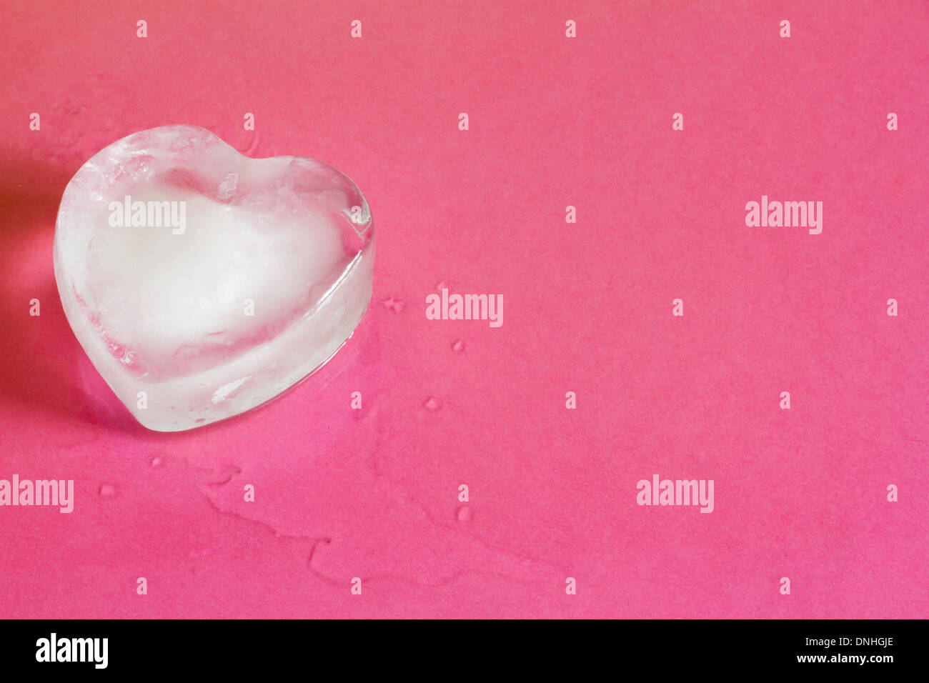 Coeur de glace sur rose abstract background valentine avec de l'eau Banque D'Images