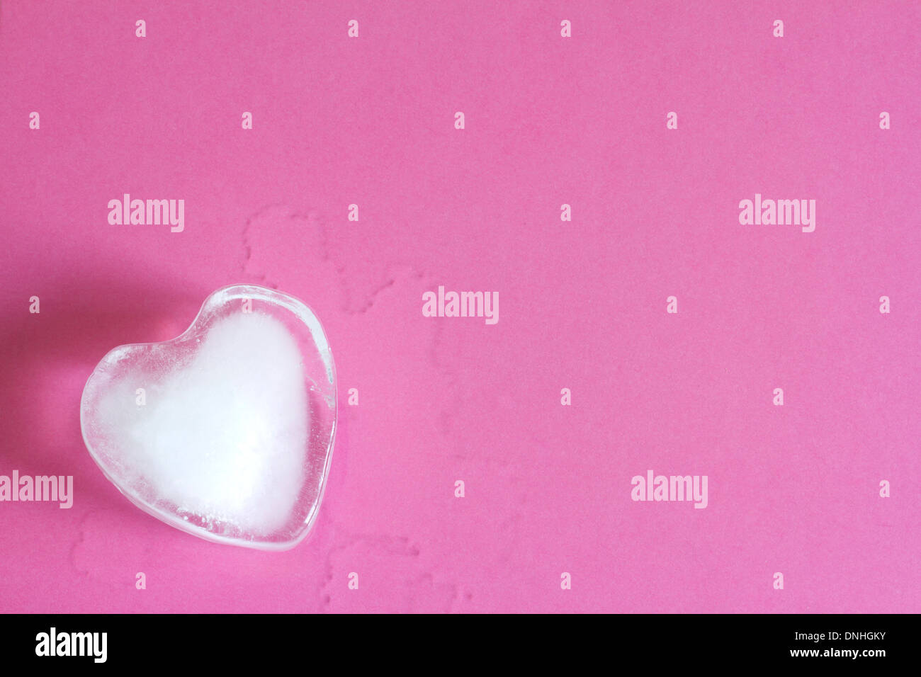 Coeur de glace sur rose abstract background valentine avec de l'eau Banque D'Images