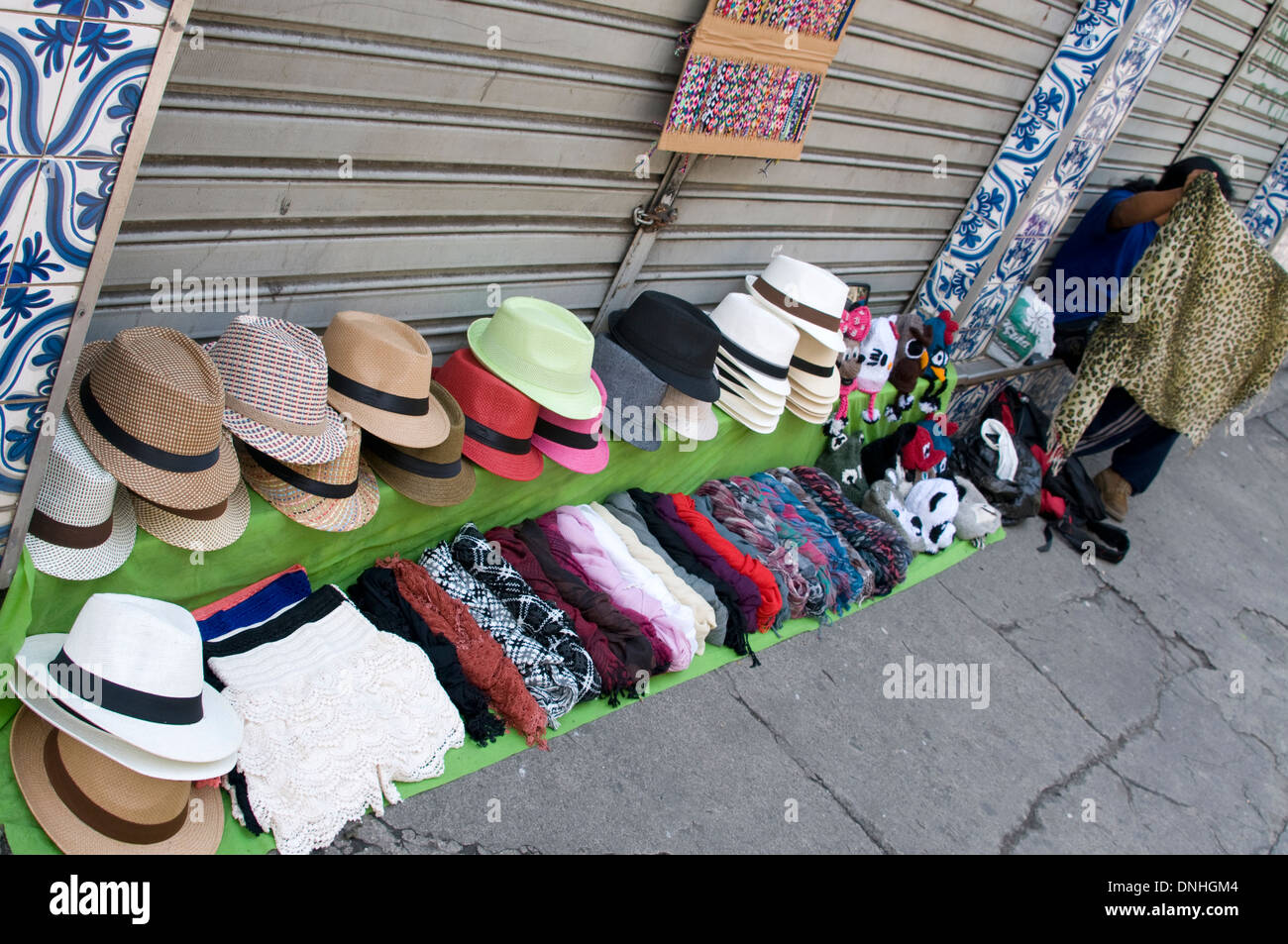 Panama chapeaux et quelques vêtements sont en vente dans le vieux quartier  de Santa Teresa, célèbre pour ses ruelles tortueuses et populaire auprès  des deux touristes Photo Stock - Alamy