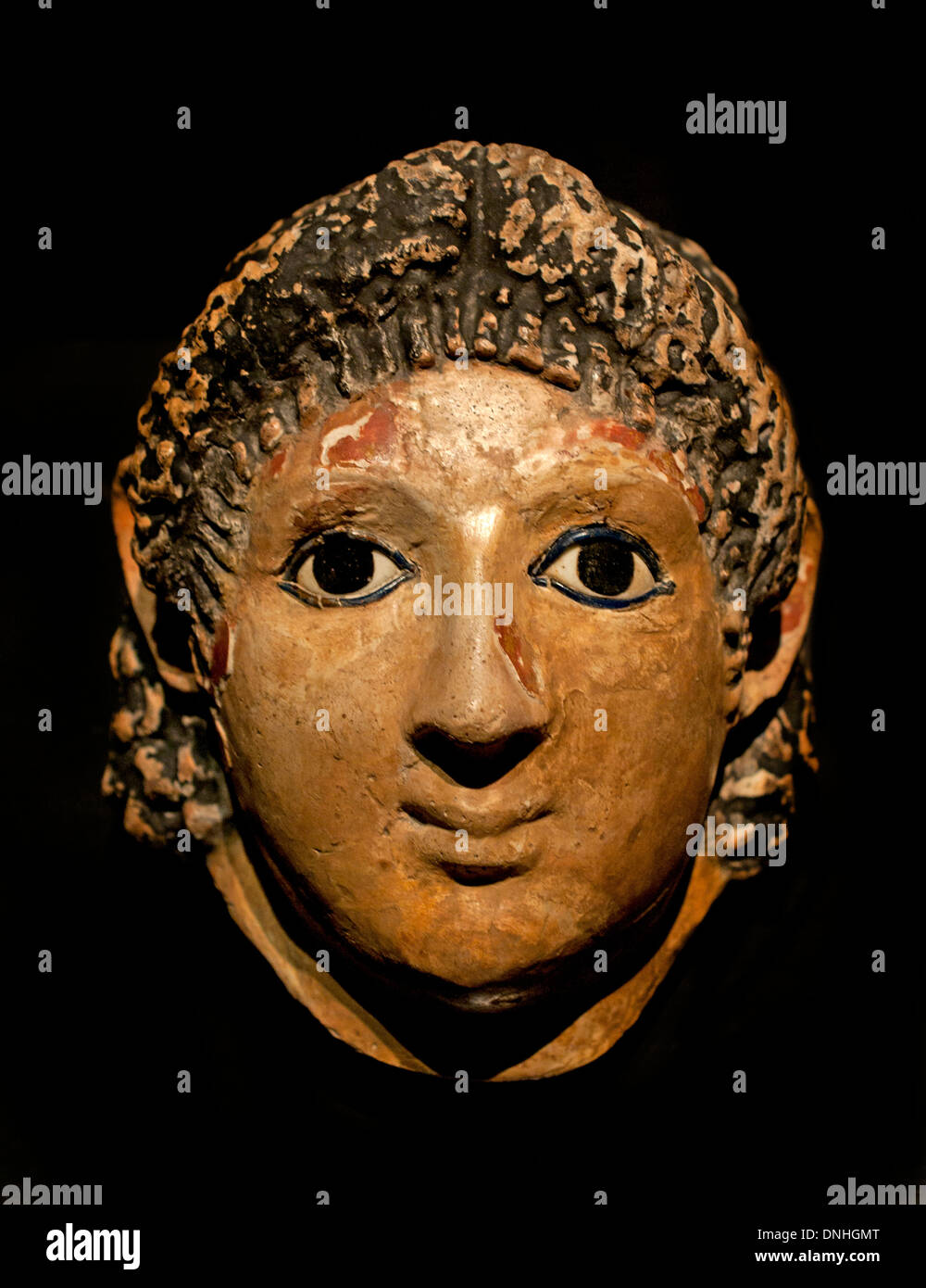 Masque de momie d'une jeune femme avec des yeux de verre marqueté époque Romaine 100 Masque égyptien Egypte AD Banque D'Images