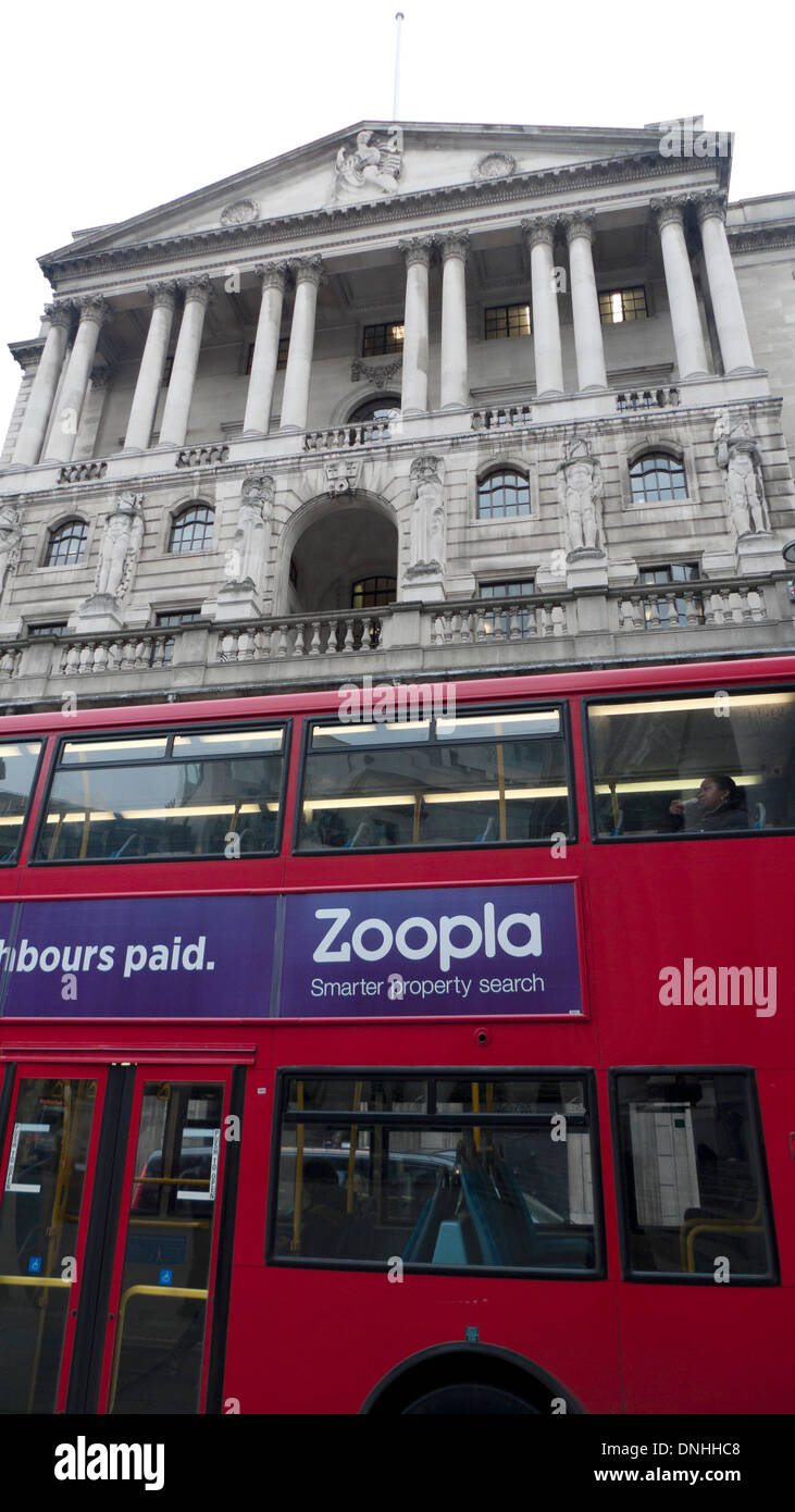 Zoopla property annonce à un double-decker bus de Londres à l'extérieur de la Banque d'Angleterre Londres St Threadneedle UK KATHY DEWITT Banque D'Images