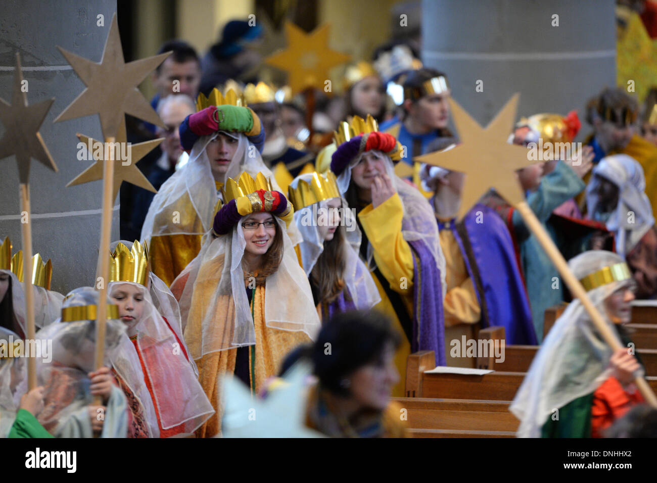 Leutkirch, Allemagne. Dec 30, 2013. Carolers arrivent à l'église Saint Martin à Leutkirch, Allemagne, le 30 décembre 2013. De là, la carolers sera envoyer pour la campagne de chants de Noël. Cette année, la campagne nationale se concentre sur les enfants demandeurs d'asile en provenance d'Afrique. Photo : FELIX KAESTLE/dpa/Alamy Live News Banque D'Images