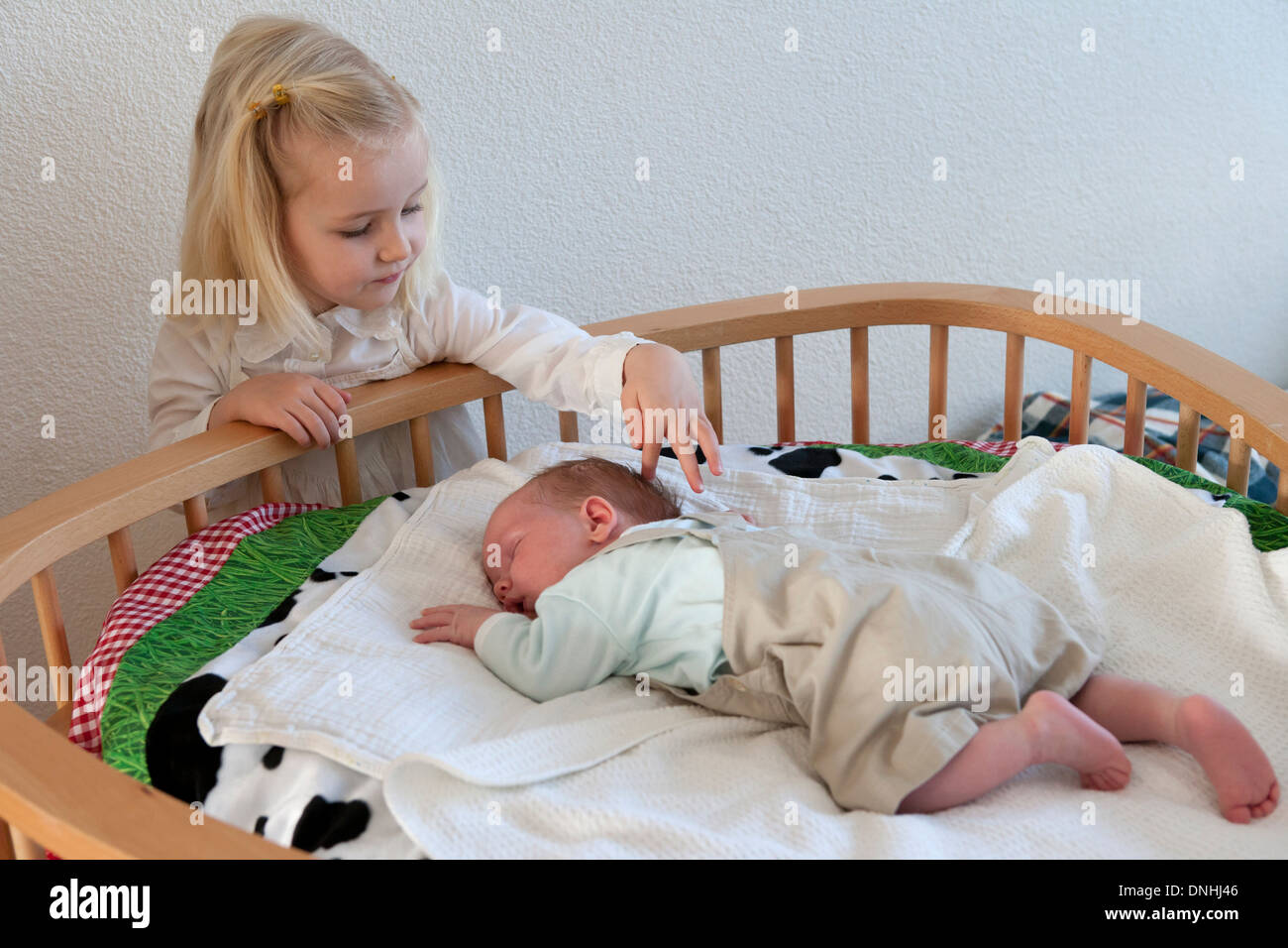 Petite Fille Blonde De Toucher Son Petit Frere Nouveau Ne Photo Stock Alamy