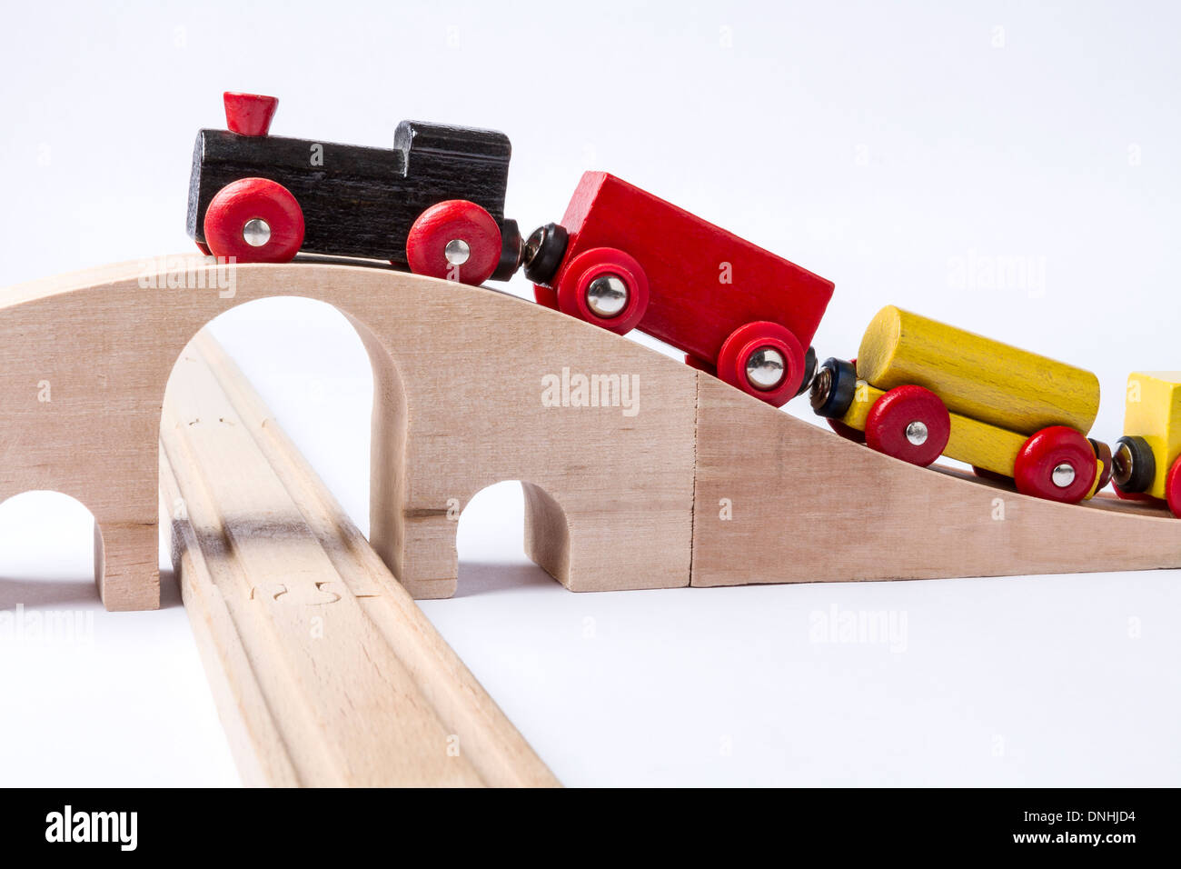 Petit train en bois sur le pont en arrière-plan gris horizontal de l'image. Banque D'Images