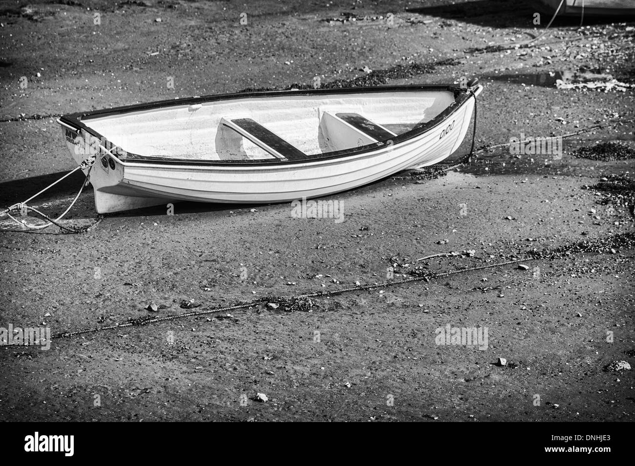 Le noir et blanc d'un canot à marée basse sur la rivière Teign près de Shaldon Banque D'Images