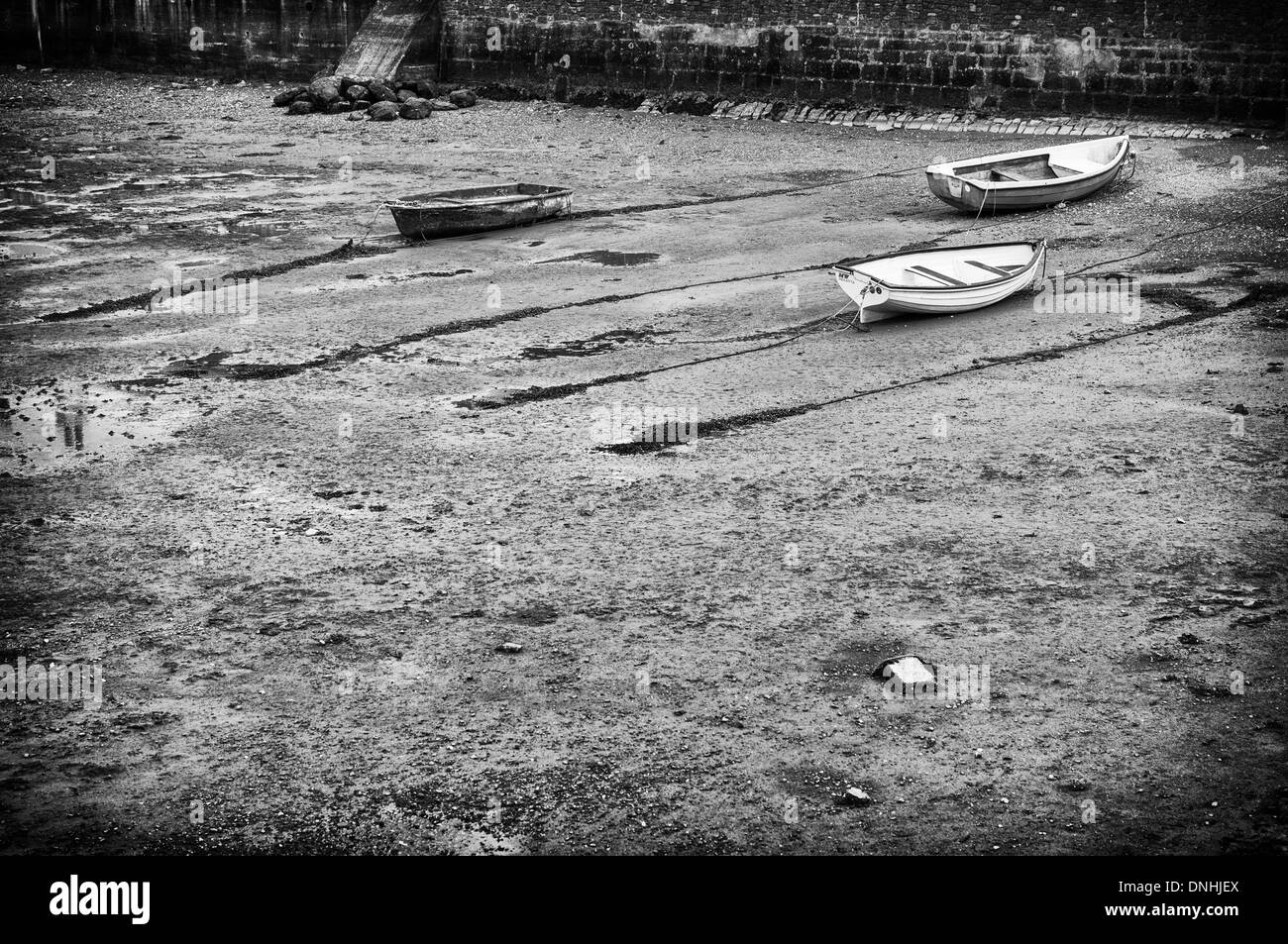 Photo en noir et blanc de 3 canots à marée basse sur la rivière Teign près de Shaldon Banque D'Images