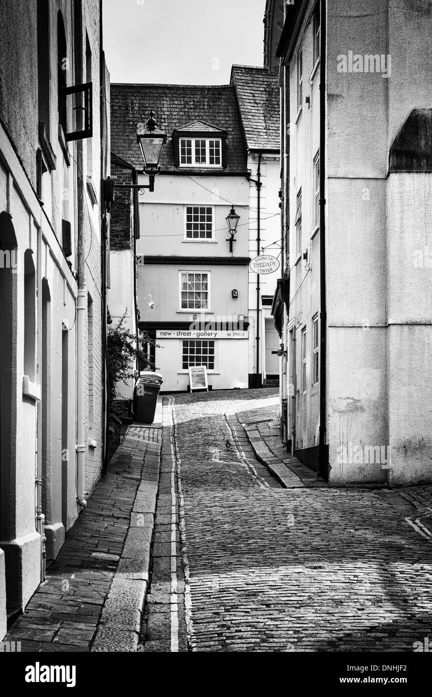 Photo en noir et blanc des étroites rues pavées dans la région de Plymouth Barbican Banque D'Images