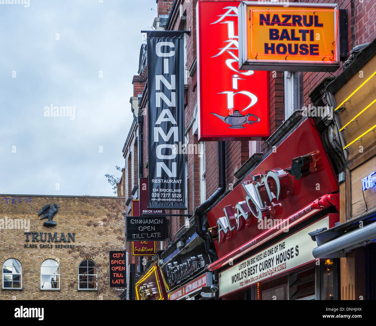Des signes de Black Eagle Truman Brewery et curry balti et maisons et restaurants - Brick Lane, East London, UK Banque D'Images
