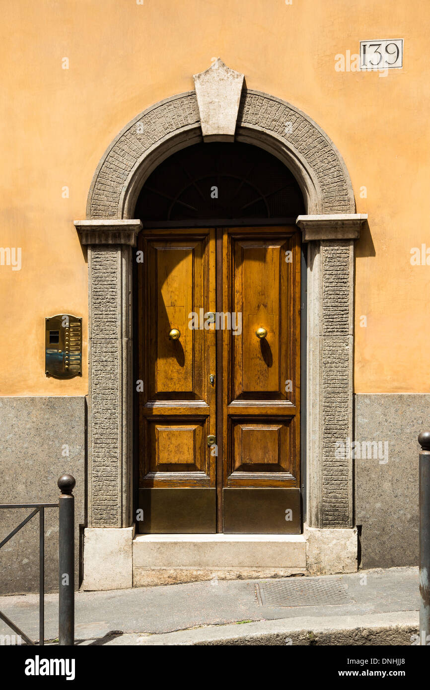 Porte fermée d'une maison, Rome, Province de Rome, Latium, Italie Banque D'Images