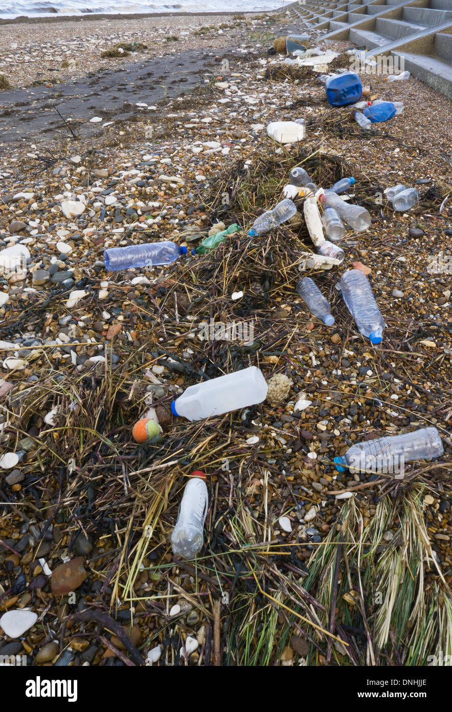 Les bouteilles en plastique et les conteneurs échoués sur une plage, à Norfolk. Banque D'Images