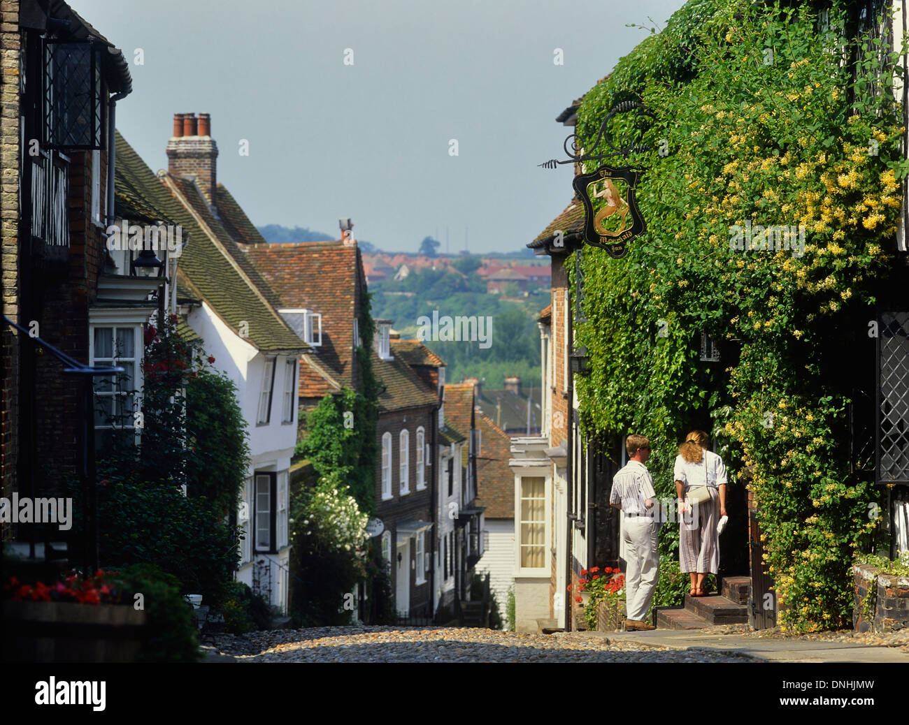 Un jeune couple à l'extérieur de la Mermaid Inn, rue Mermiad, Rye, East Sussex, UK Banque D'Images