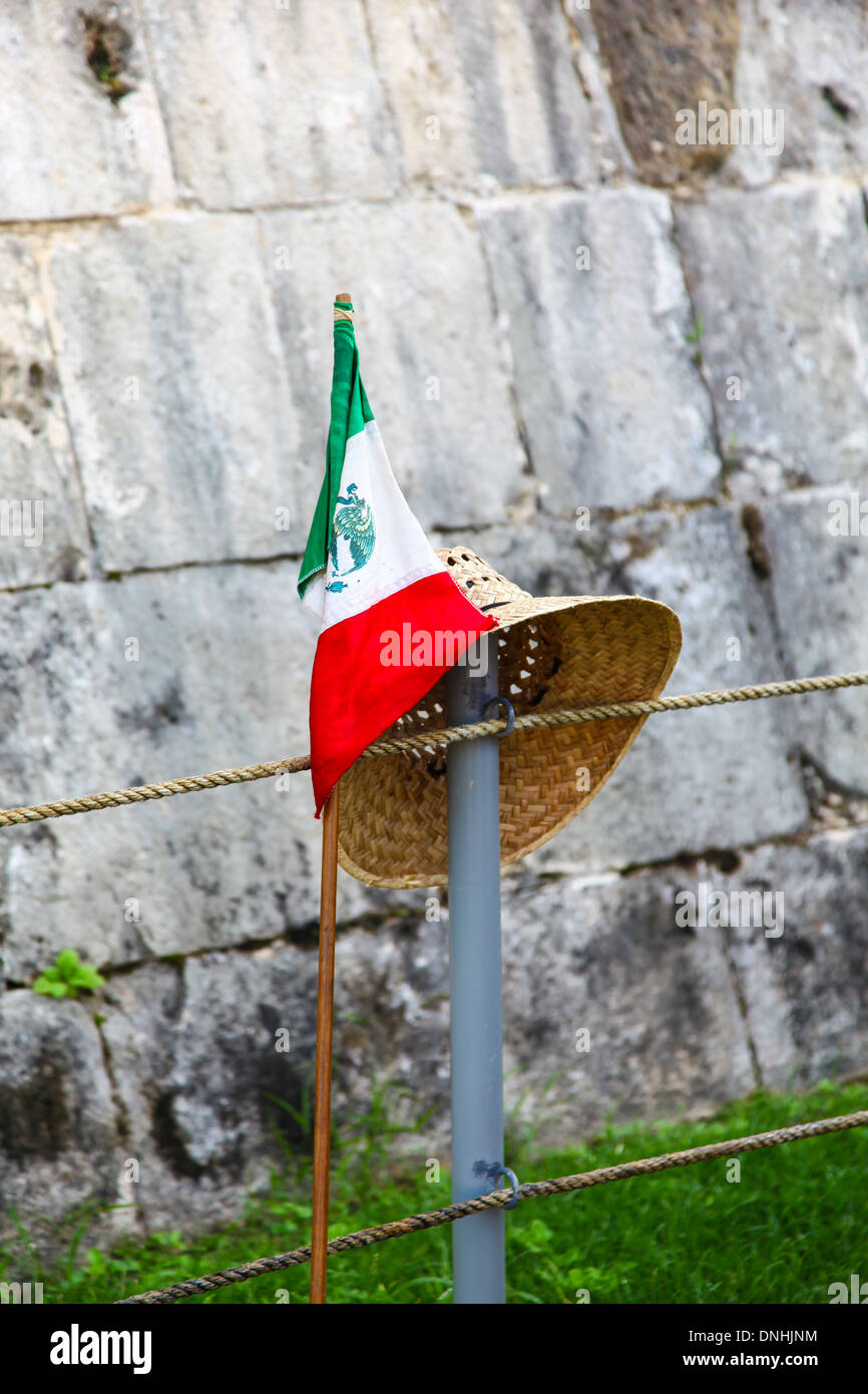 Guides touristiques un drapeau mexicain et chapeau de paille Chichen Itza ruines Mayas sur la péninsule du Yucatan Mexique Amérique du Nord Banque D'Images