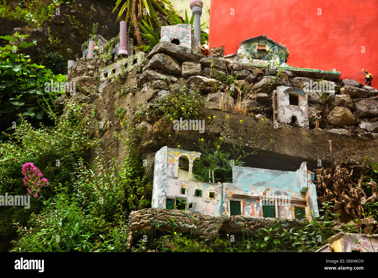 Maisons miniatures sur les rochers, Amalfi, Province de Salerne, Campanie, Italie Banque D'Images