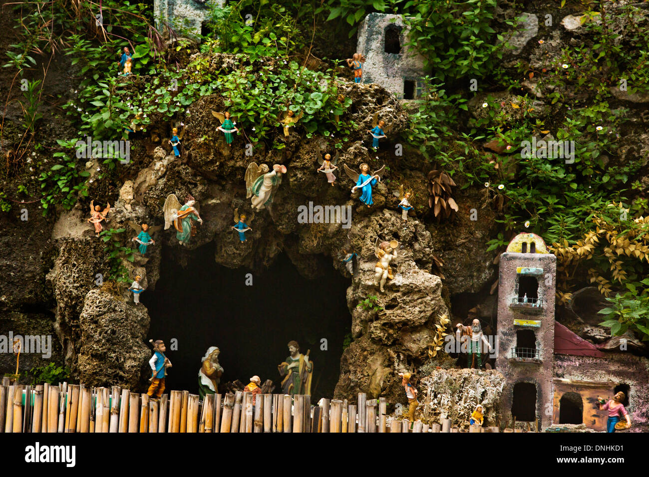 Grotte et maisons miniatures sur les rochers, Amalfi, Province de Salerne, Campanie, Italie Banque D'Images