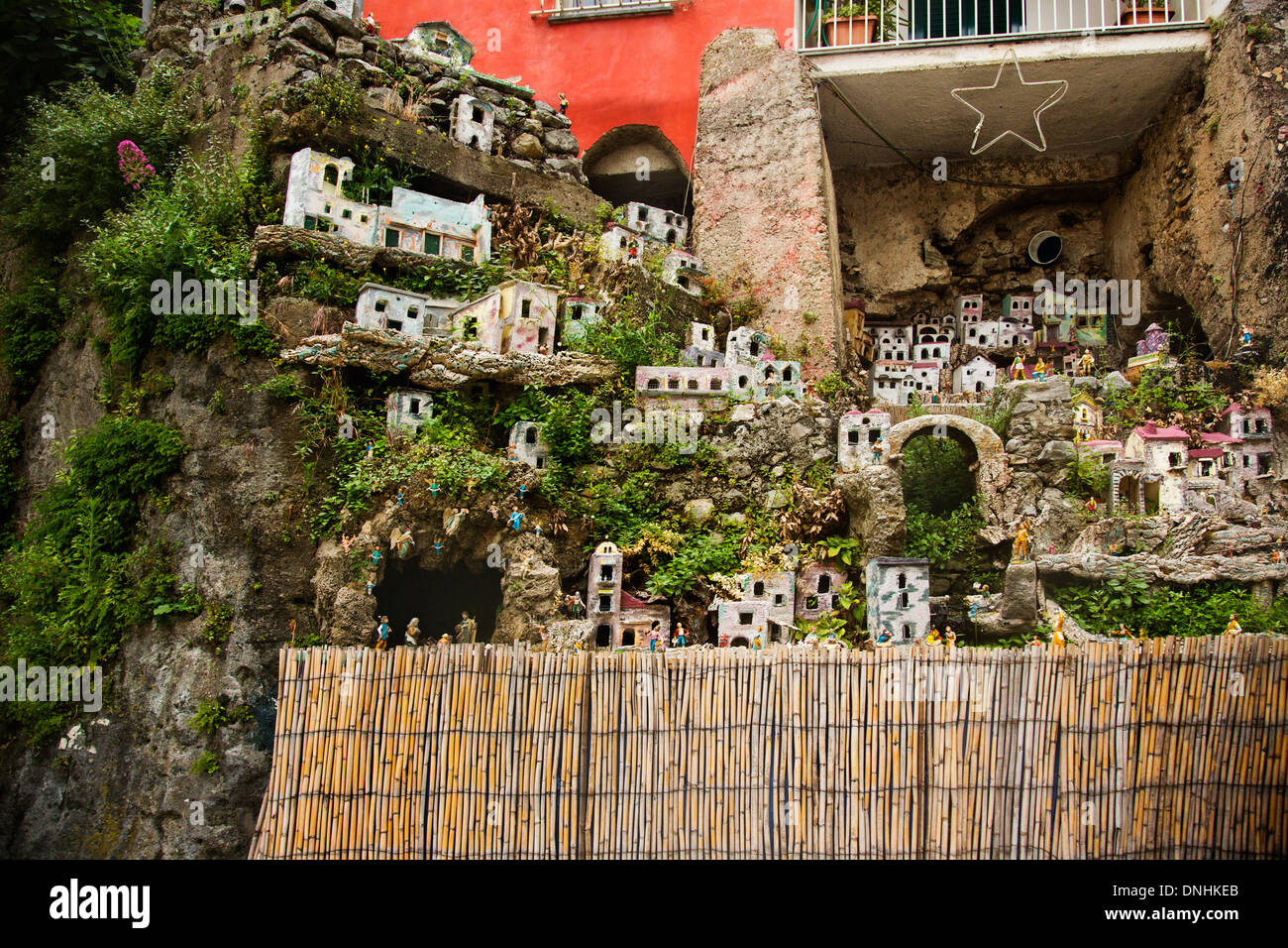 Maisons miniatures sur les rochers, Amalfi, Province de Salerne, Campanie, Italie Banque D'Images