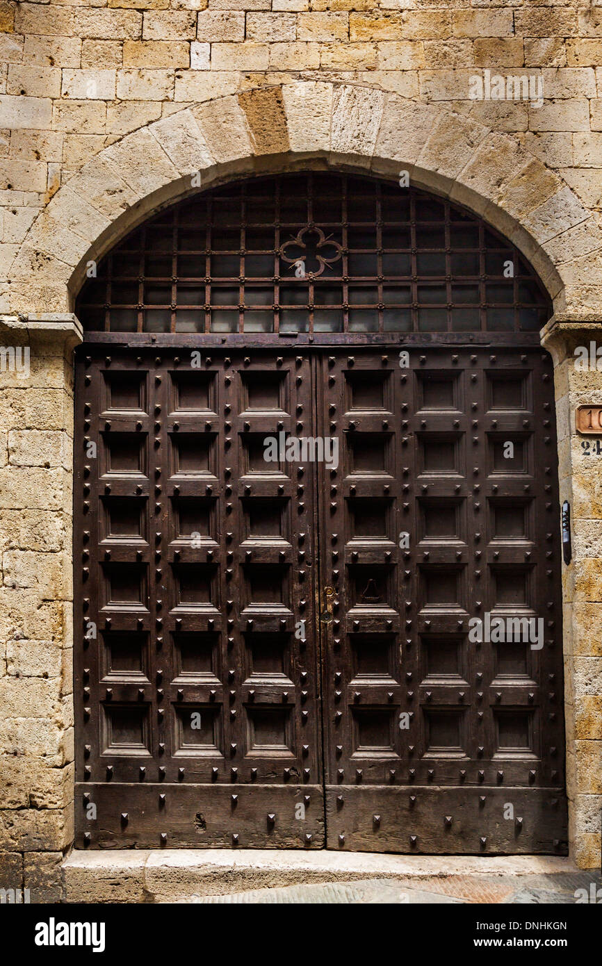 Porte fermée d'un bâtiment dans la ville médiévale de San Gimignano, Sienne, Province de Sienne, Toscane, Italie Banque D'Images
