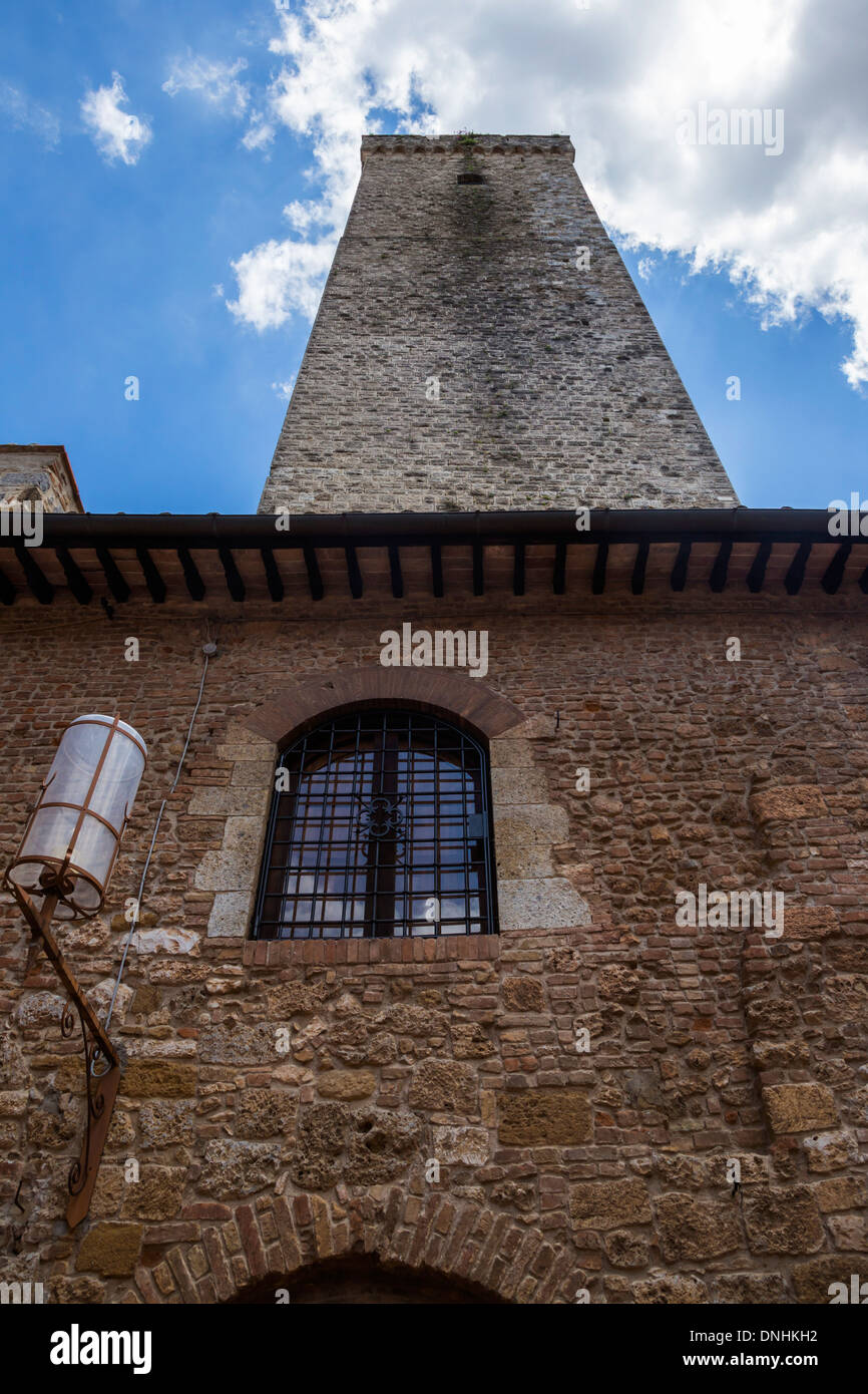 Portrait d'une tour dans la ville médiévale de San Gimignano, Sienne, Province de Sienne, Toscane, Italie Banque D'Images